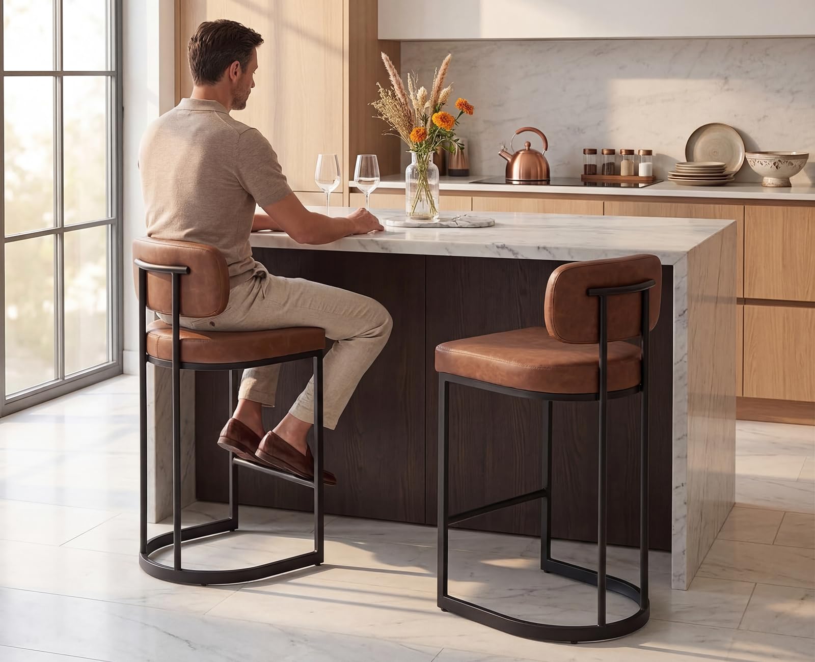 Juego de 2 taburetes de Bar de Piel sintética con Respaldo y reposapiés, Taburete de Cocina con Patas de Metal para Bar, mostrador, Cocina y hogar (2, marrón)