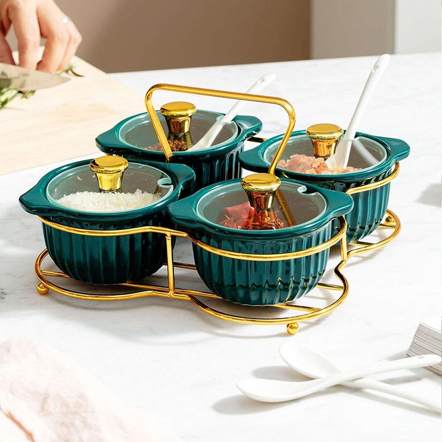 SAeWare Juego de 4 recipientes de cerámica para condimentos con tapa de cuchara y bandeja, tarros de condimentos con cuchara, cocina, especias, azúcar, encimera de cocina, verde oscuro, 4 piezas
