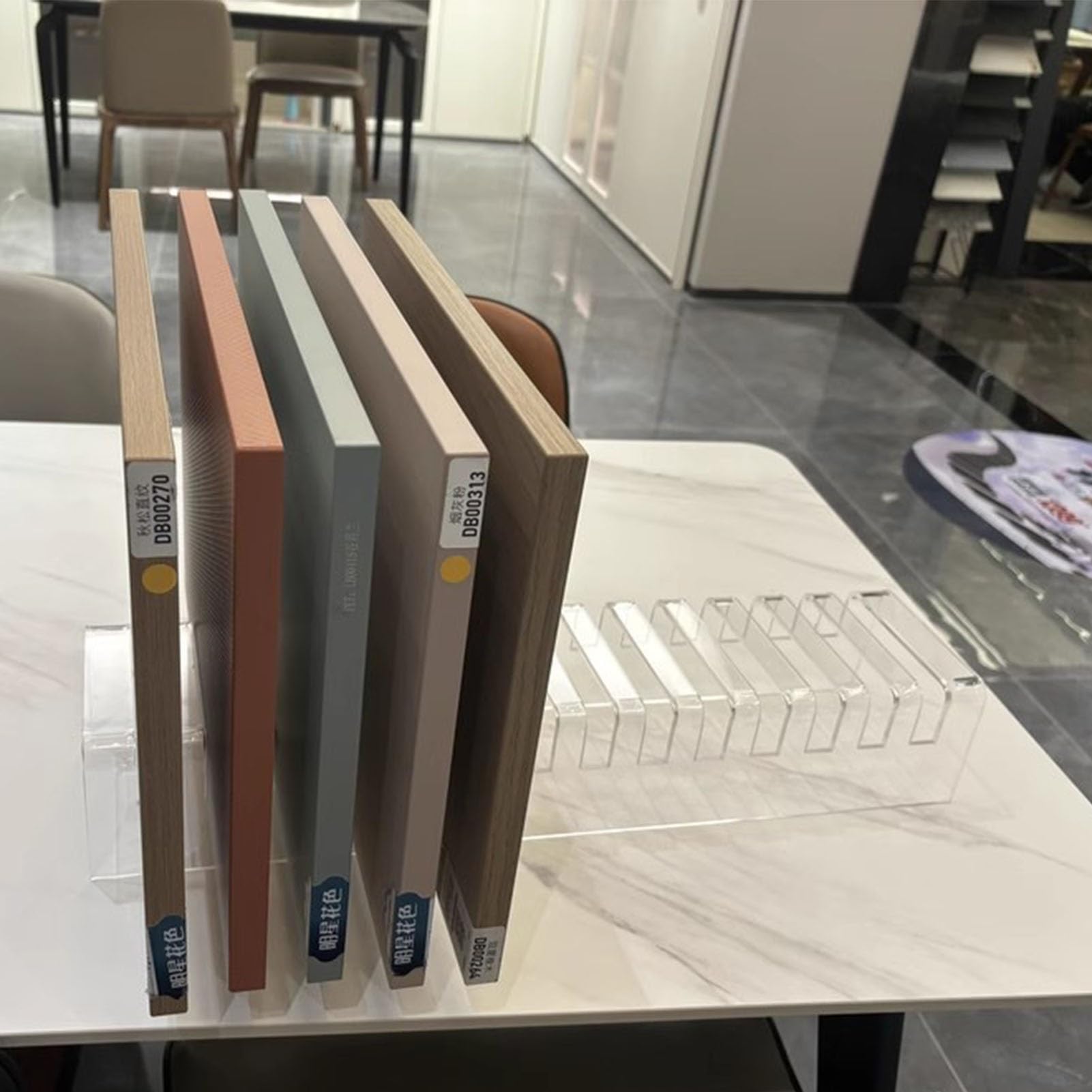 YNBSHGAA Acrylic Display Stand for Floor Tiles with 2cm Slot - Transparent Sample Holder for Cabinet Door Panels - Retail Shelf for Small Tile Display