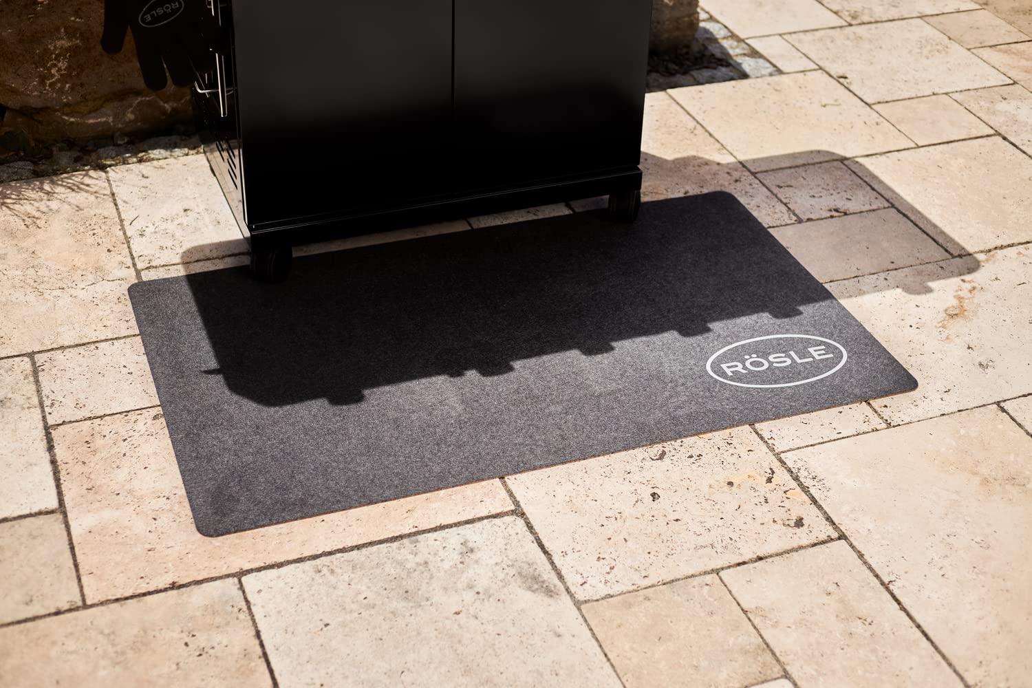Rösle BBQ-Grillunterlage, Hochwertige Grillmatte als Bodenschutz für Kohle- und Gasgrills, witterungs- und hitzebeständig, recyceltes Material, 120 x 70 cm anthrazit, beige