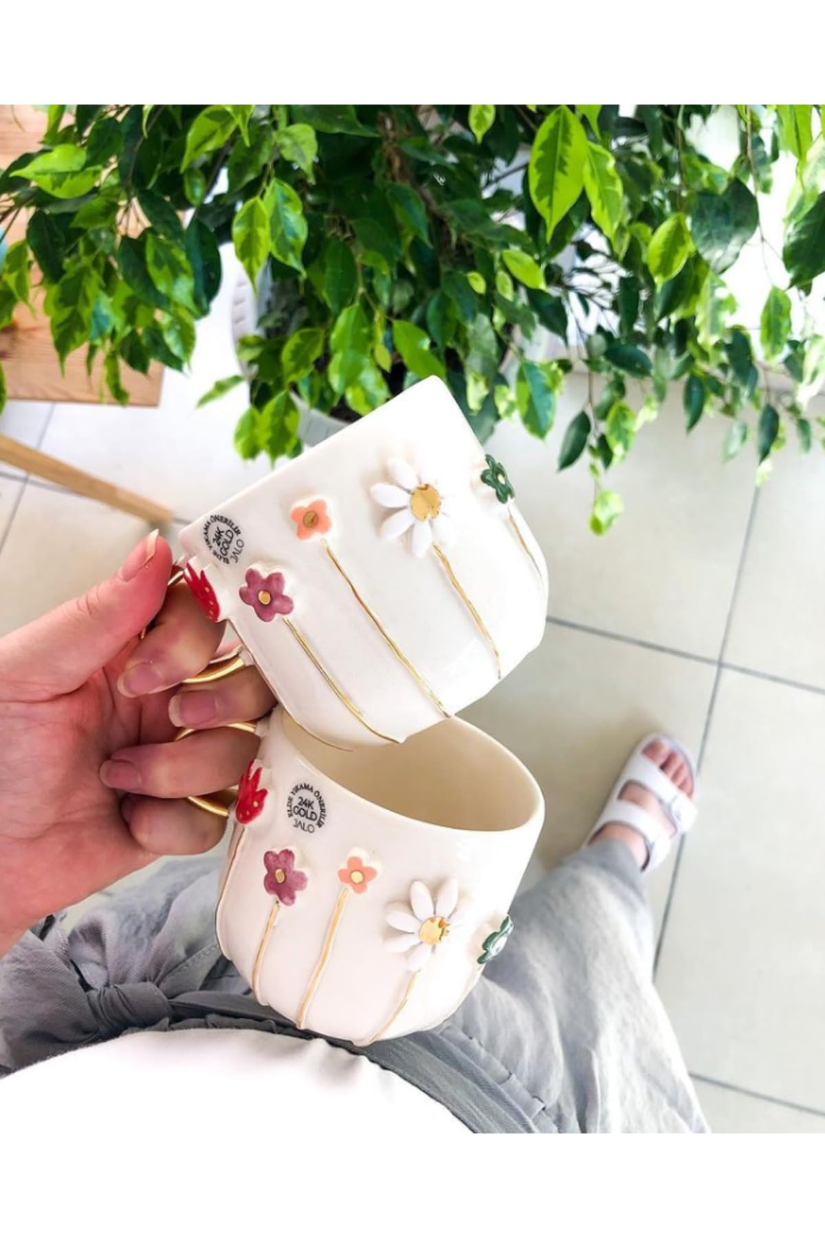 El Yapımı Bahar Çiçekleri Kabartmalı Kupa 24 Ayar Altın Dekorlu 300 Ml Mug Spring Flower