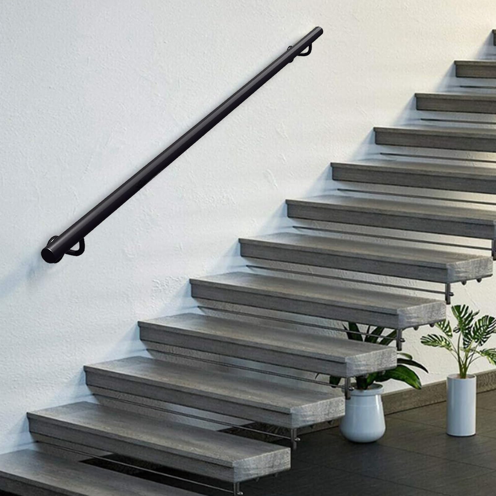 Main courante d'escalier noire de 480cm style industriel pour sécuriser vos marches extérieures