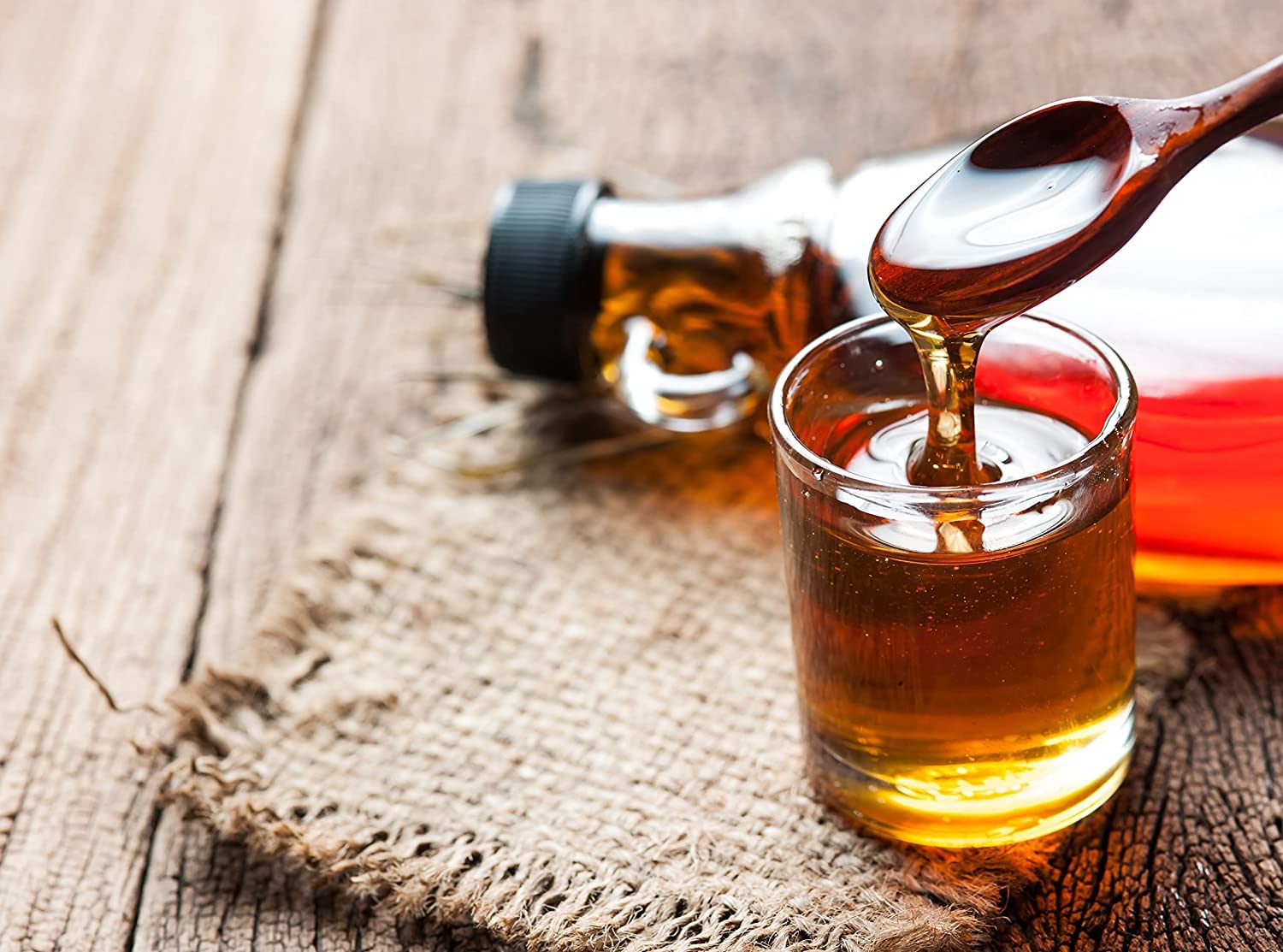 Sirop d'érable du Canada en bidon métal de 1 Litre - Au couleurs du Canada - 100% pur - Les Trésors d'érable