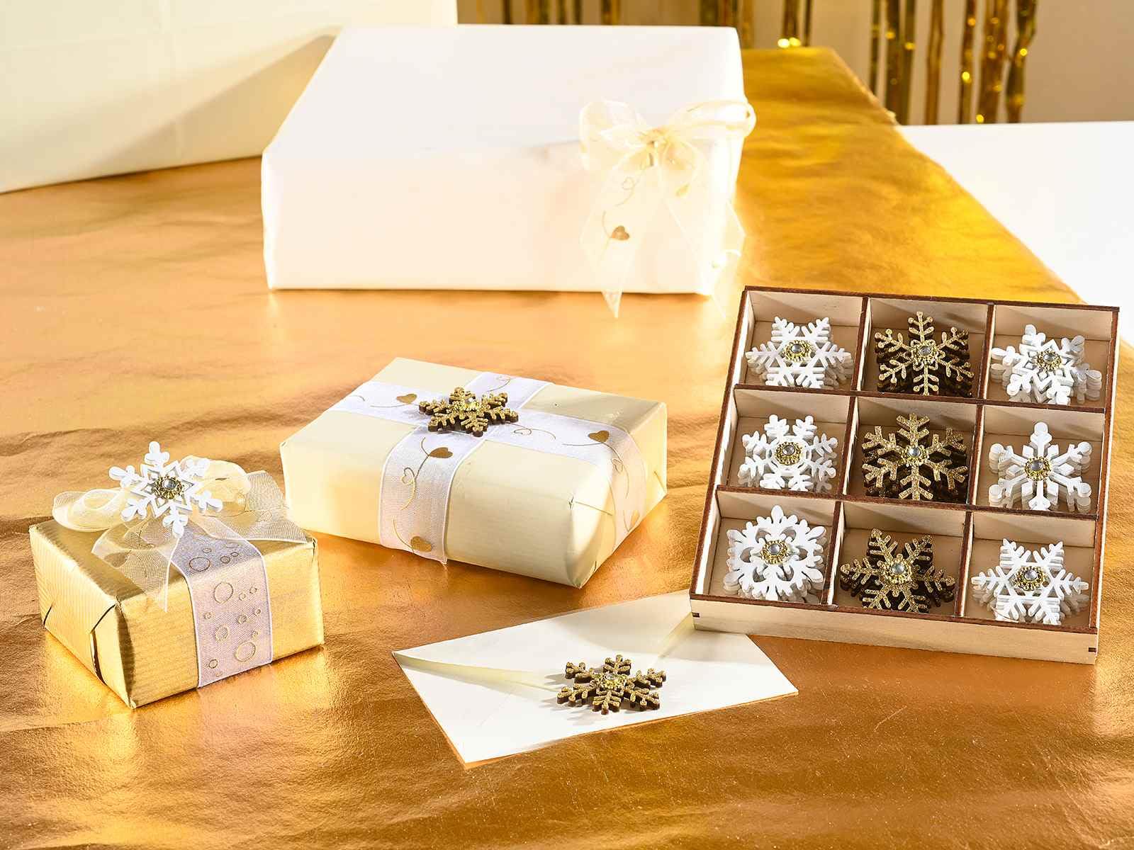 Gruppo Maruccia - Fiocchi di Neve Natalizi Adesivi in Legno - Decorazioni per la Casa e per Pacchi Regalo - Confezione da 108 Pezzi Assortiti