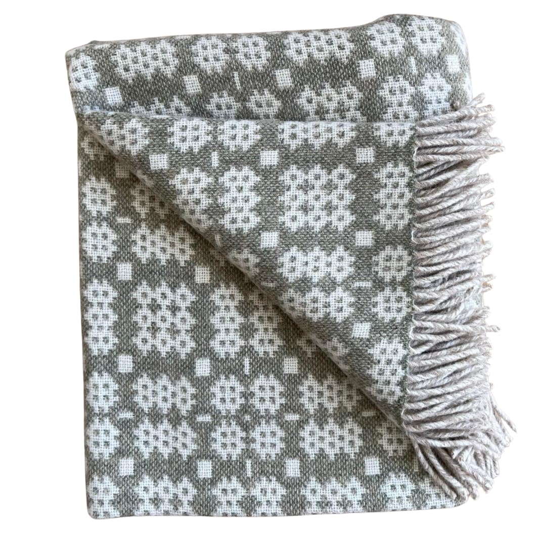 Cadwyn Chives - Light Green Welsh Tapestry Woollen Throw. Traditional Carthen Welsh Blanket - Caernarfon pattern. Finished with fringing