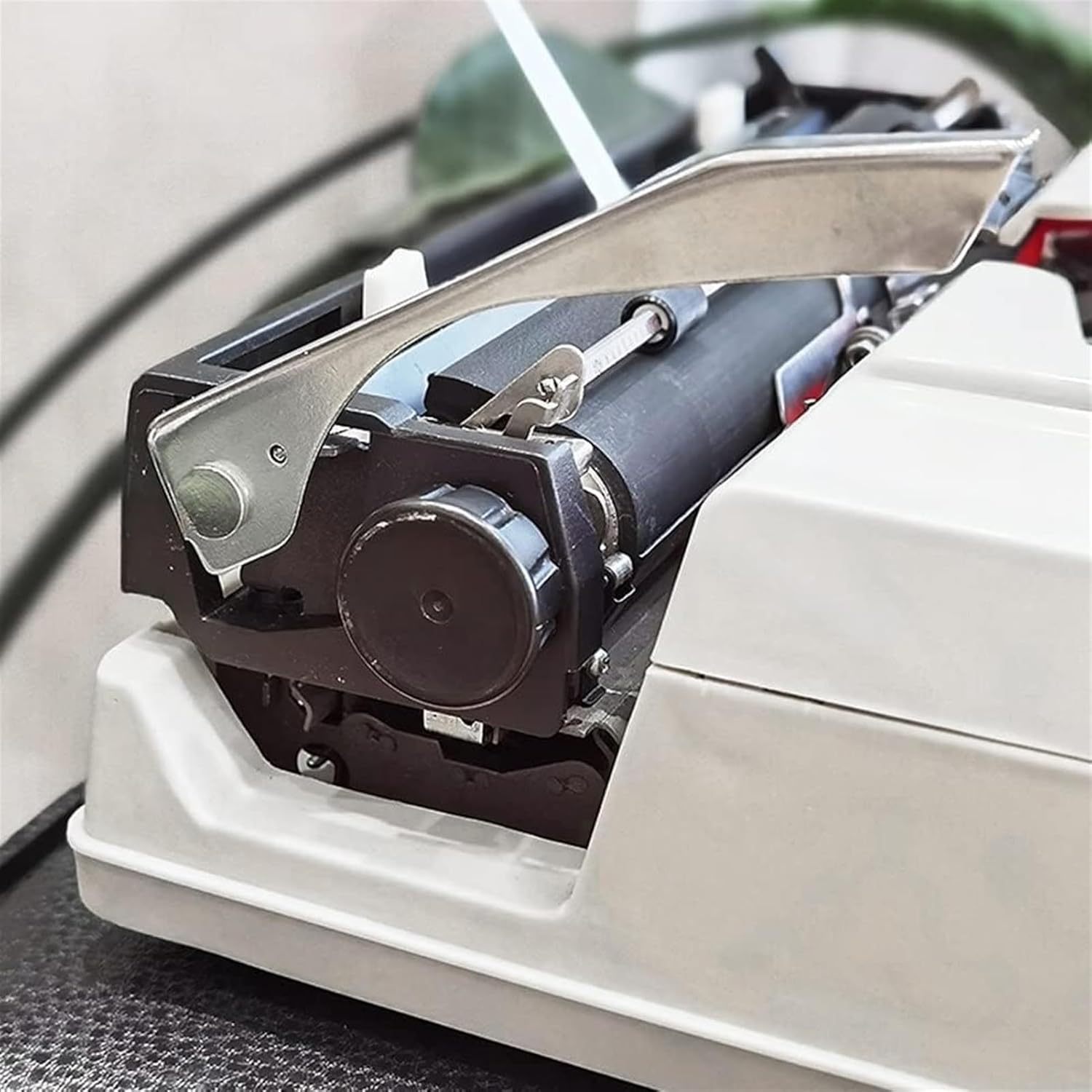 伝統的な手動タイプライター - ヴィンテージで持ち運びやすく、メモ、手紙、回想録などを書くのに使いやすい