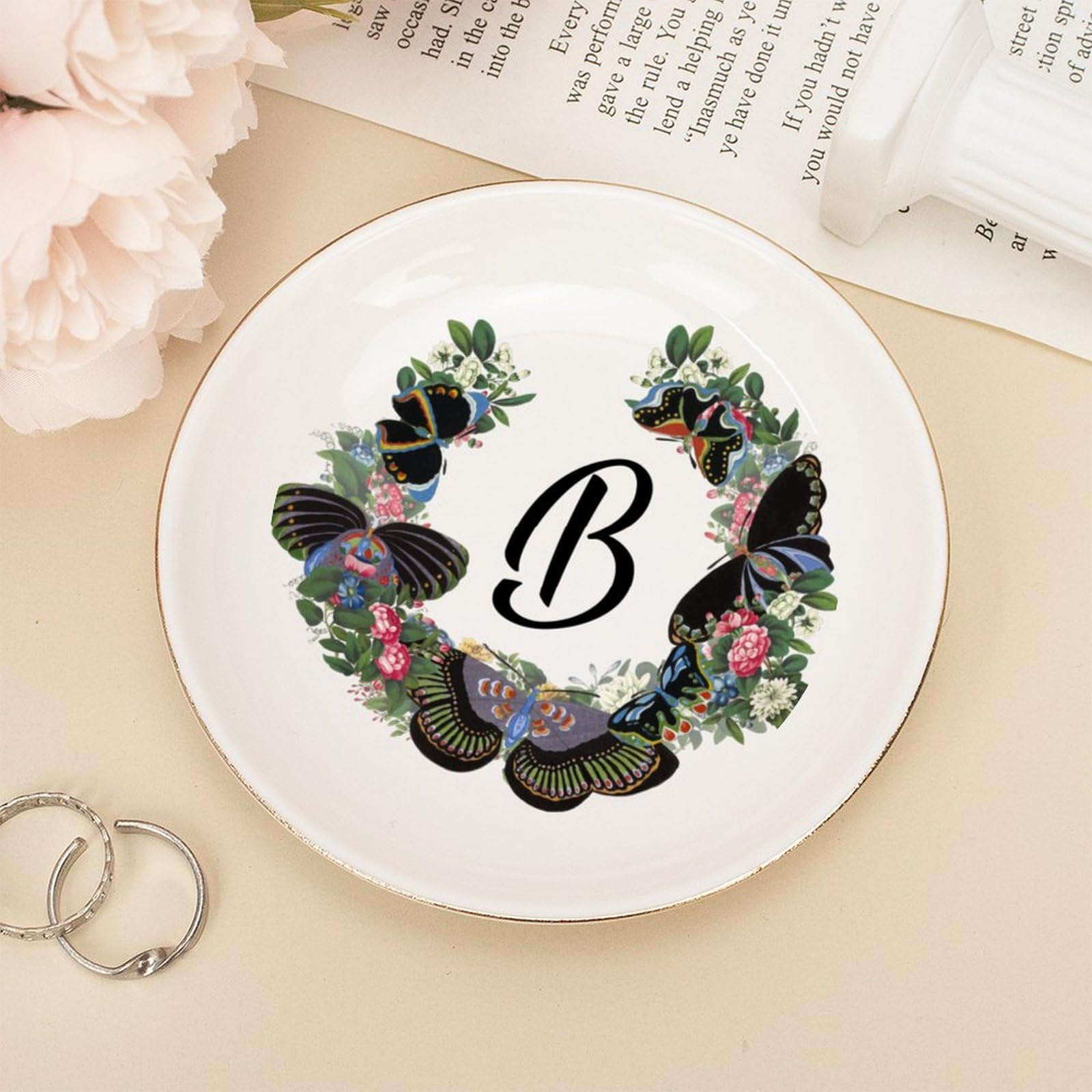 Plat à bijoux personnalisé B en céramique blanche et dorée pour cadeau de mariage chic