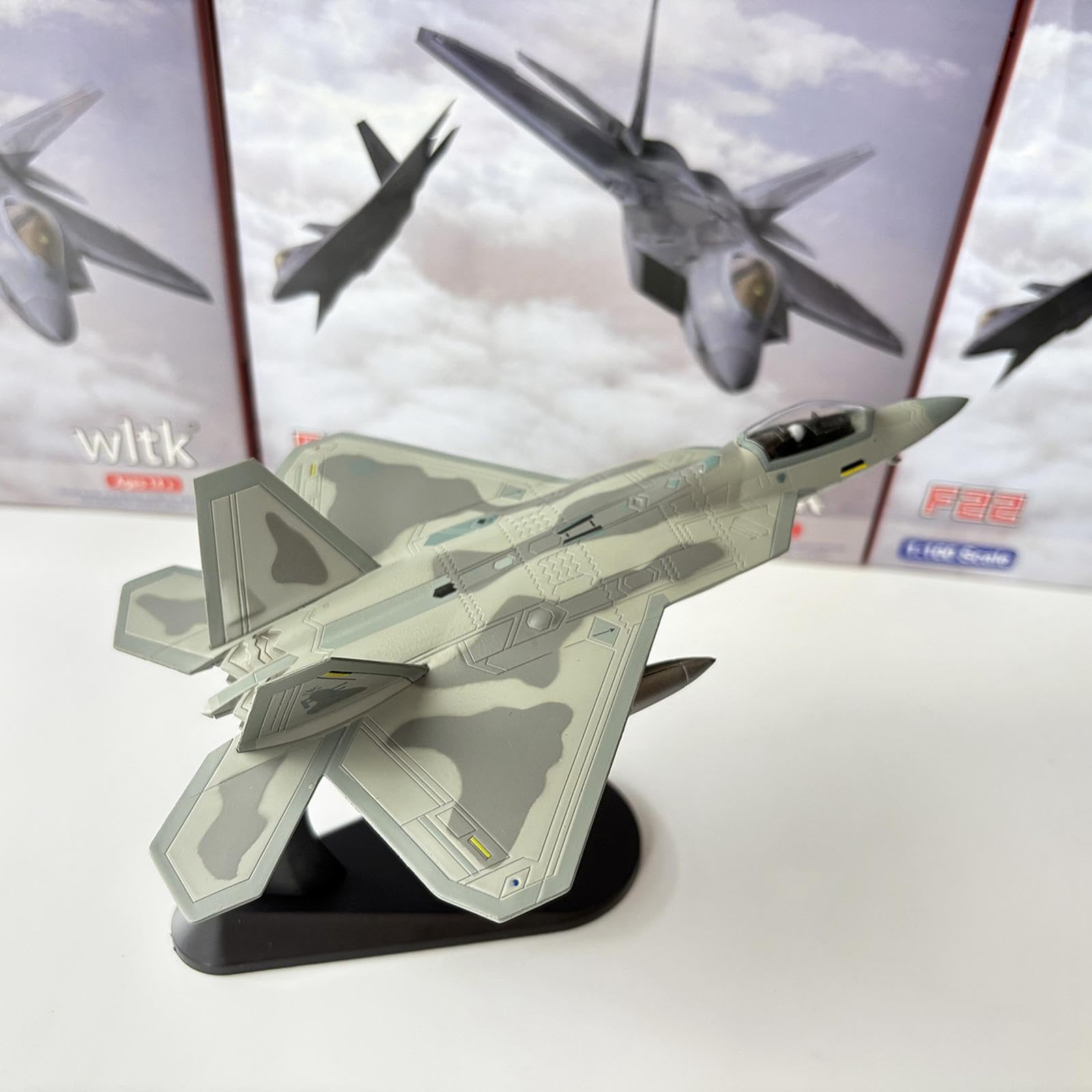 Gralara Fighter Model Modelo de Avión a Escala 1/100 Hecho en Aleación Resistente Kit Desmontable Engranaje Fijo y Realista Adecuado para Aficionados