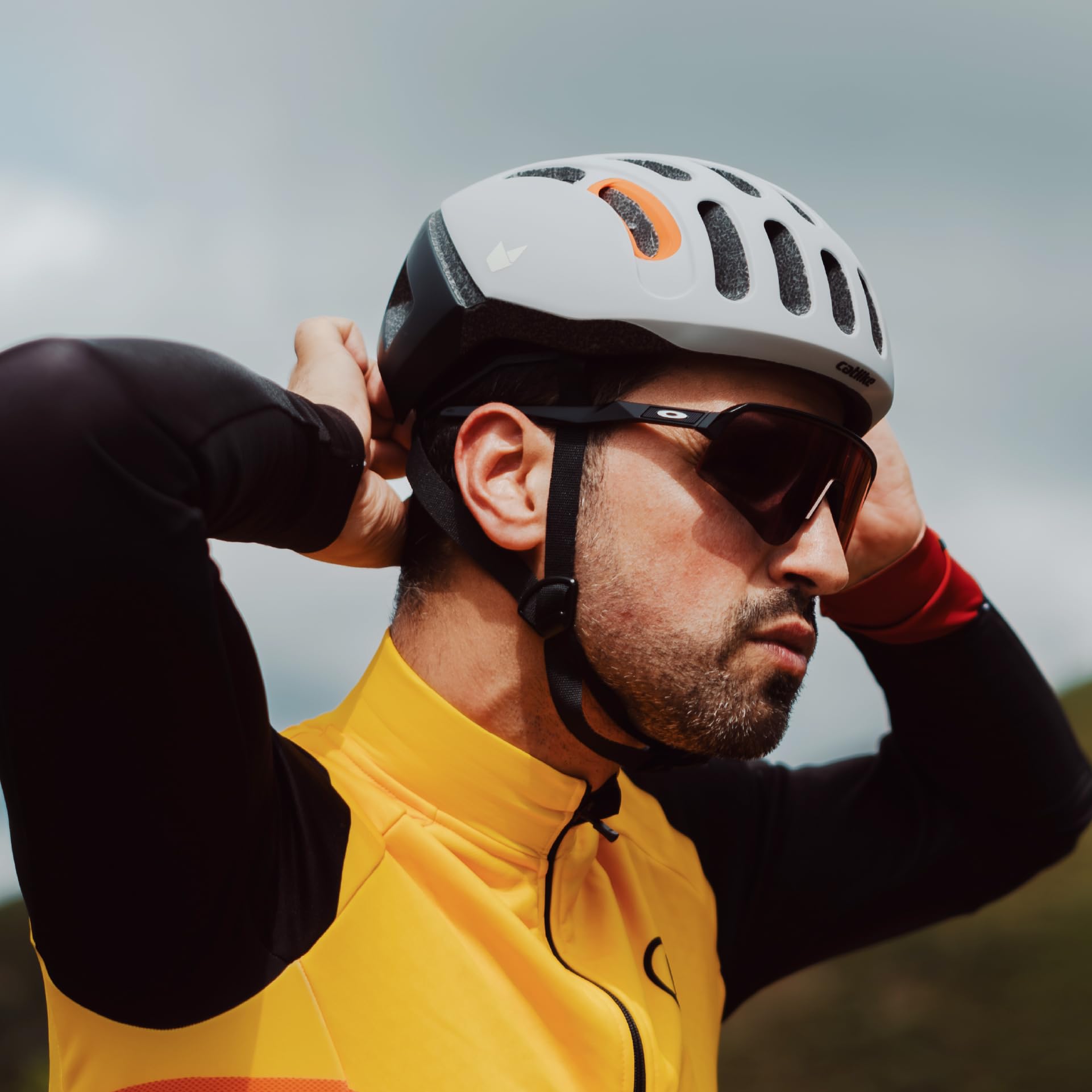 CATLIKE Whisper II Casco de Ciclismo Unisex para Adulto – Carretera, MTB y Gravel con 29 Ventilaciones, Diseño Ligero, Sistema de Ajuste VPS y Protección de Seguridad MIPS