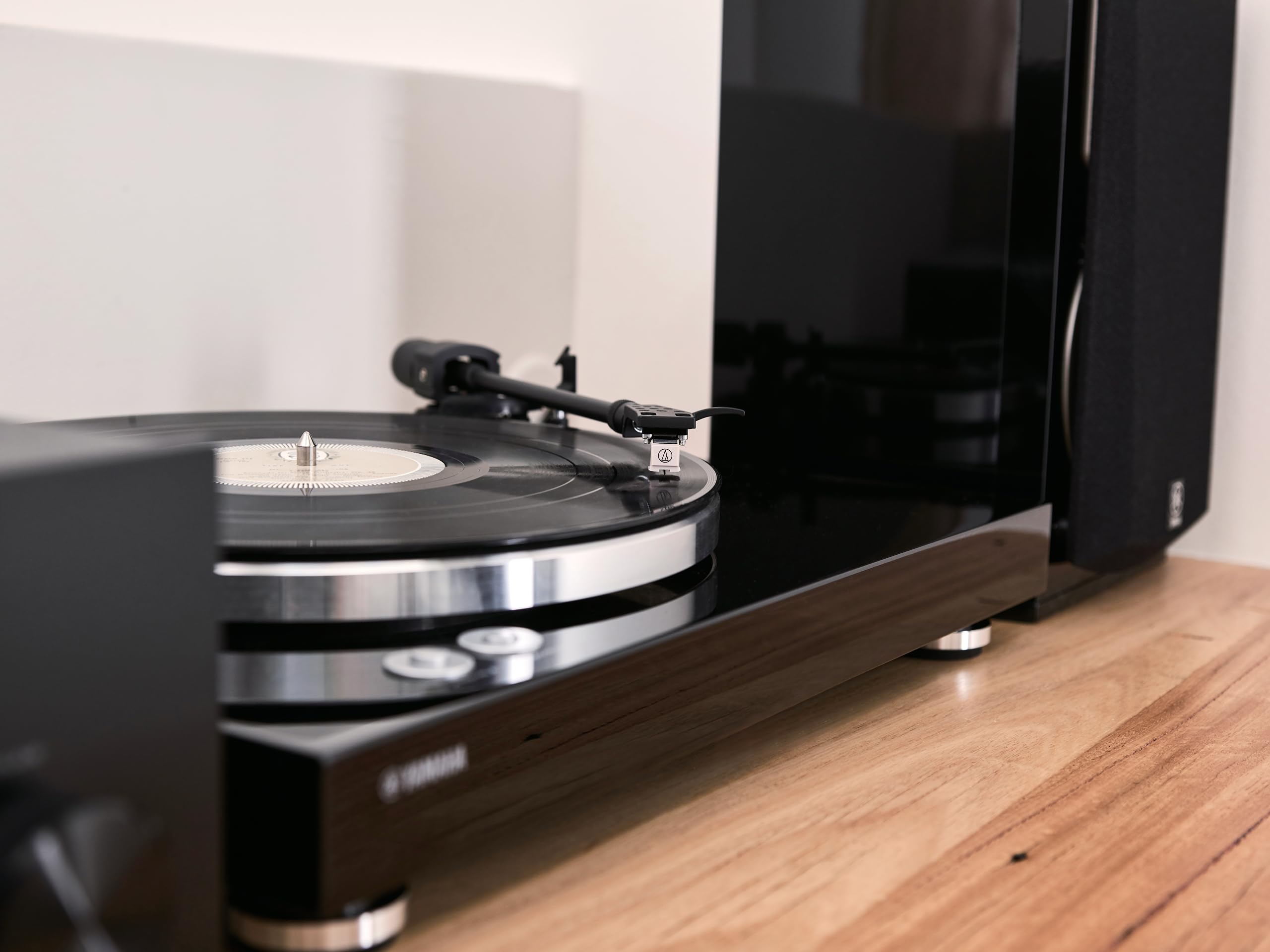 Yamaha TT-S303 Giradischi Tradizionale a Cinghia, Preamplificatore Incorporato, Uscita Phono e di Linea, Nero