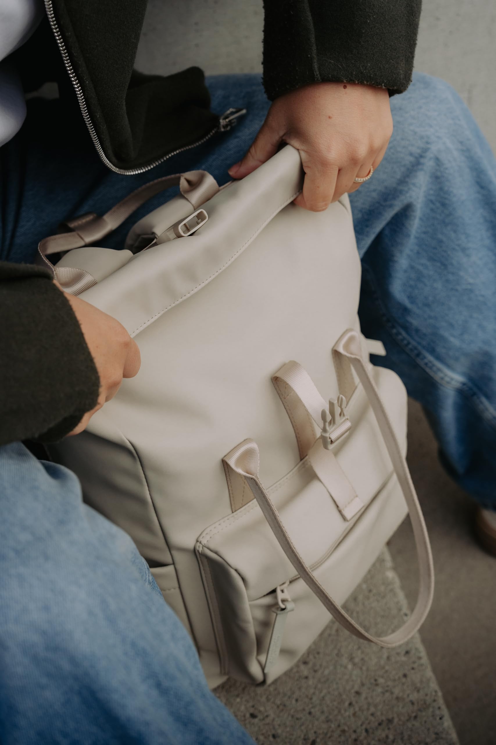 American Tourister Urban Groove UG16 Mono - Plecak Damski, Wodoodporny, Plecak Rekreacyjny na Co Dzien z Ukryta Kieszenia na Plecach, 17L, Beige