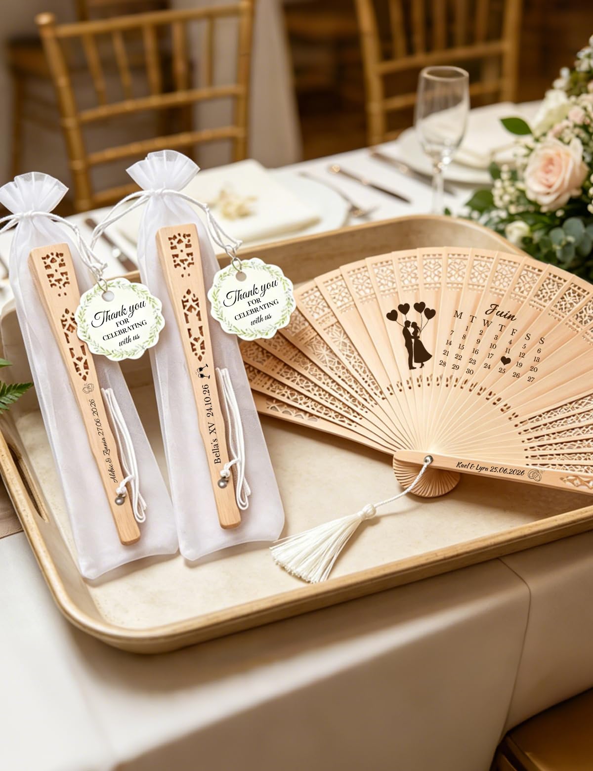 Hochzeitsfächer personalisiert, Holz Handfächer mit Gravur für Gäste | Lasergravierter Holzfächer mit Quaste und Organza Beutel, stilvolles Gastgeschenk für Hochzeit, Braut und Gäste