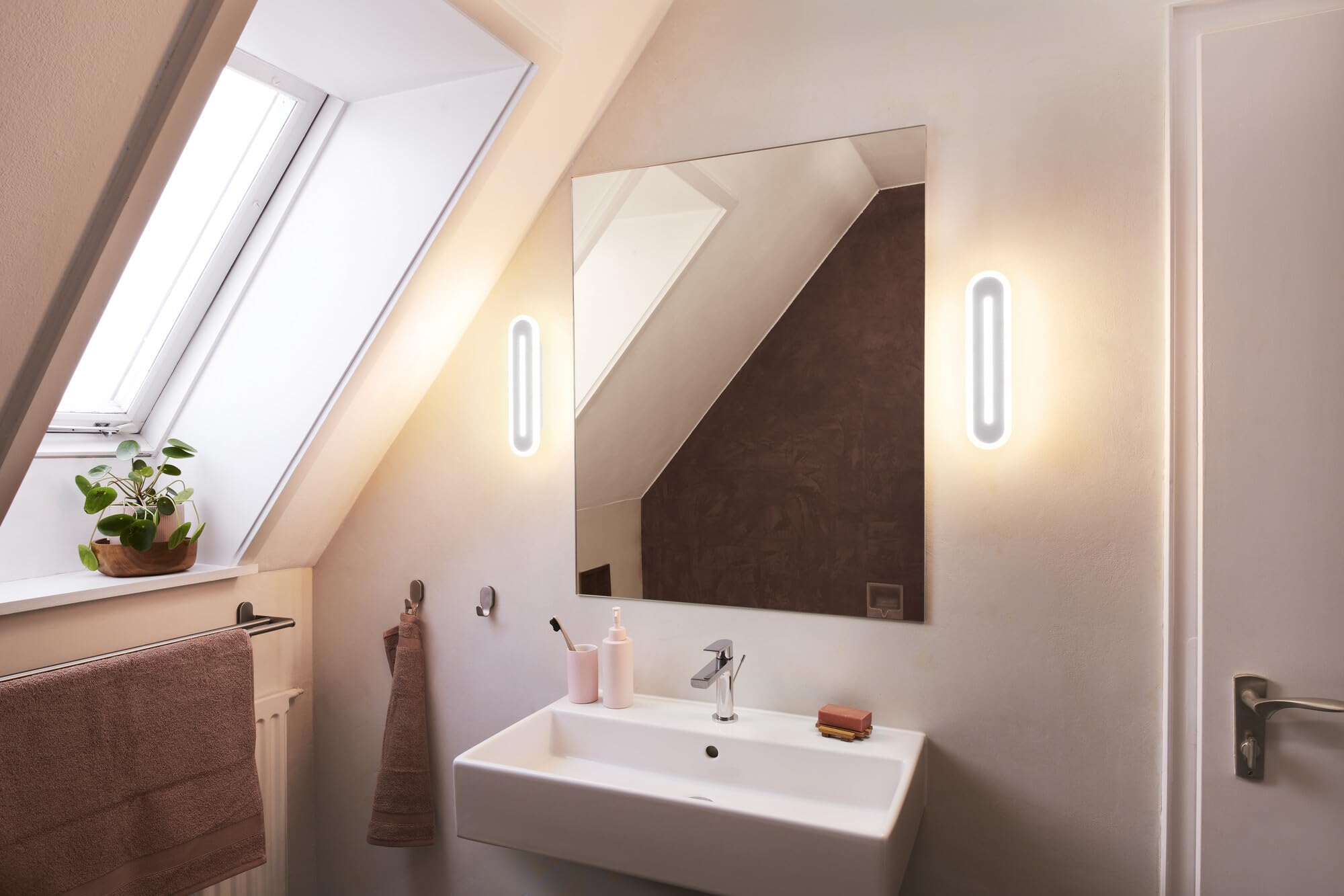LEDVANCE Smart LED bathroom light white, 1600LM, 3000-6500K, 400mm x 70mm, IP44, Orbis Bath wall light, luz de baño con tecnología wifi, regulable, controlable mediante app y asistente de voz