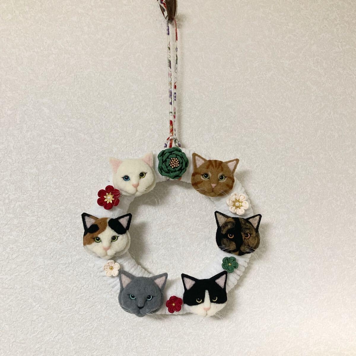 jtk様オーダー品 羊毛フェルト 猫リース つまみ細工のお花 肉球モチーフ 組み合わせ色々 マグネットブローチにも F