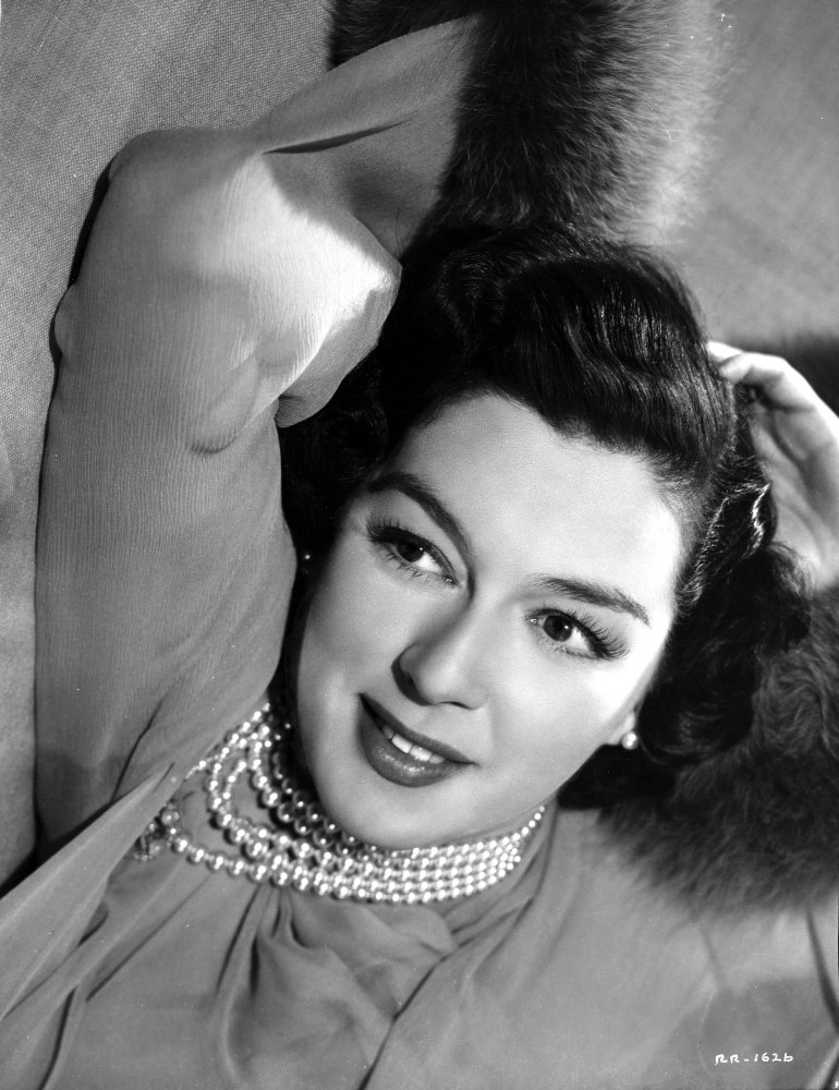 The Poster Corp Rosalind Russell Smiling with Pearl Necklace Photo Print (60,96 x 76,20 cm)