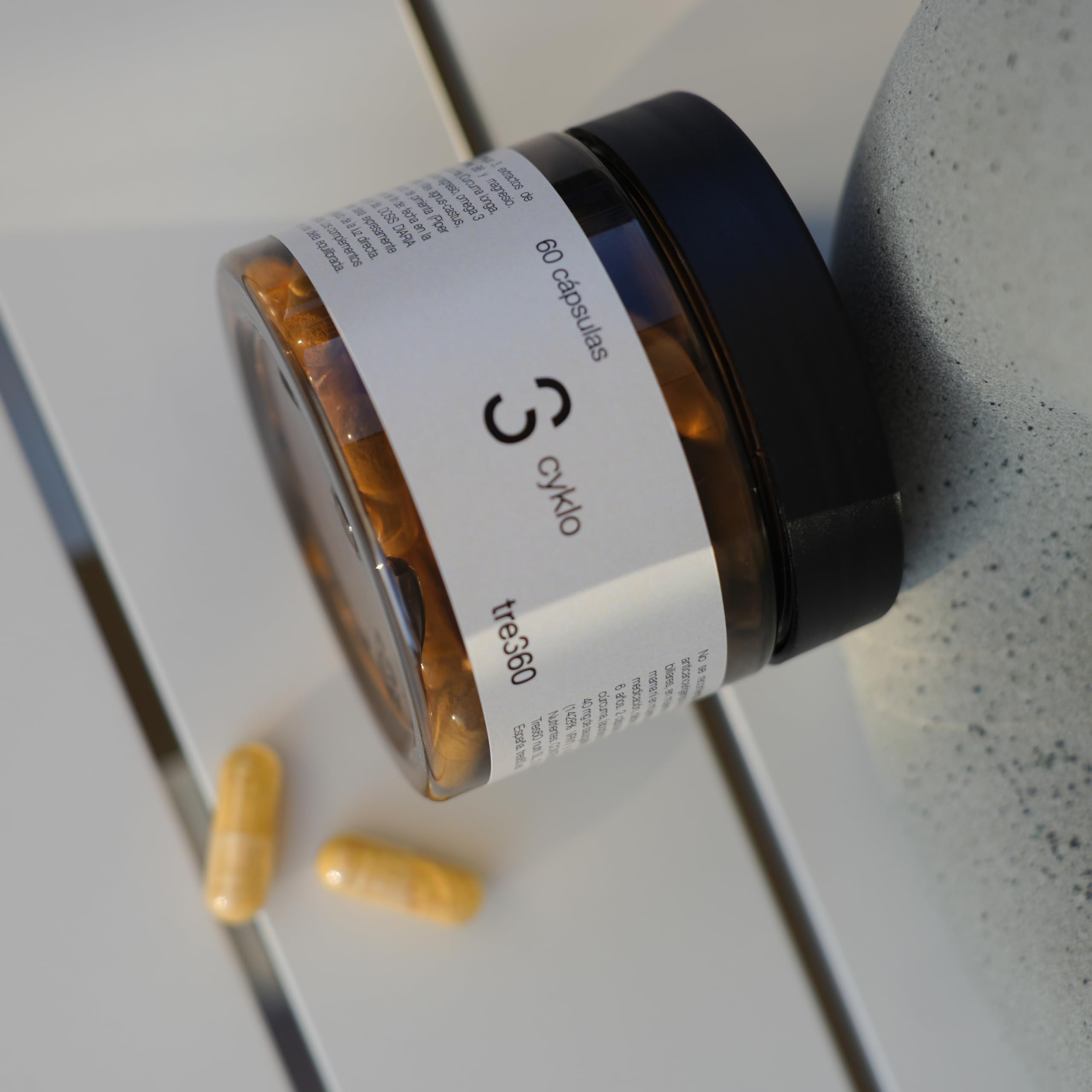 Tres60 - Cyklo Regulador Hormonal - 60 Cápsulas - Sauzgatillo (Vitex Agnus-Castus), Magnesio, Zinc y Vitamina B6 - Complemento para Equilibrio Hormonal y Bienestar Femenino - Síndrome Premenstrual