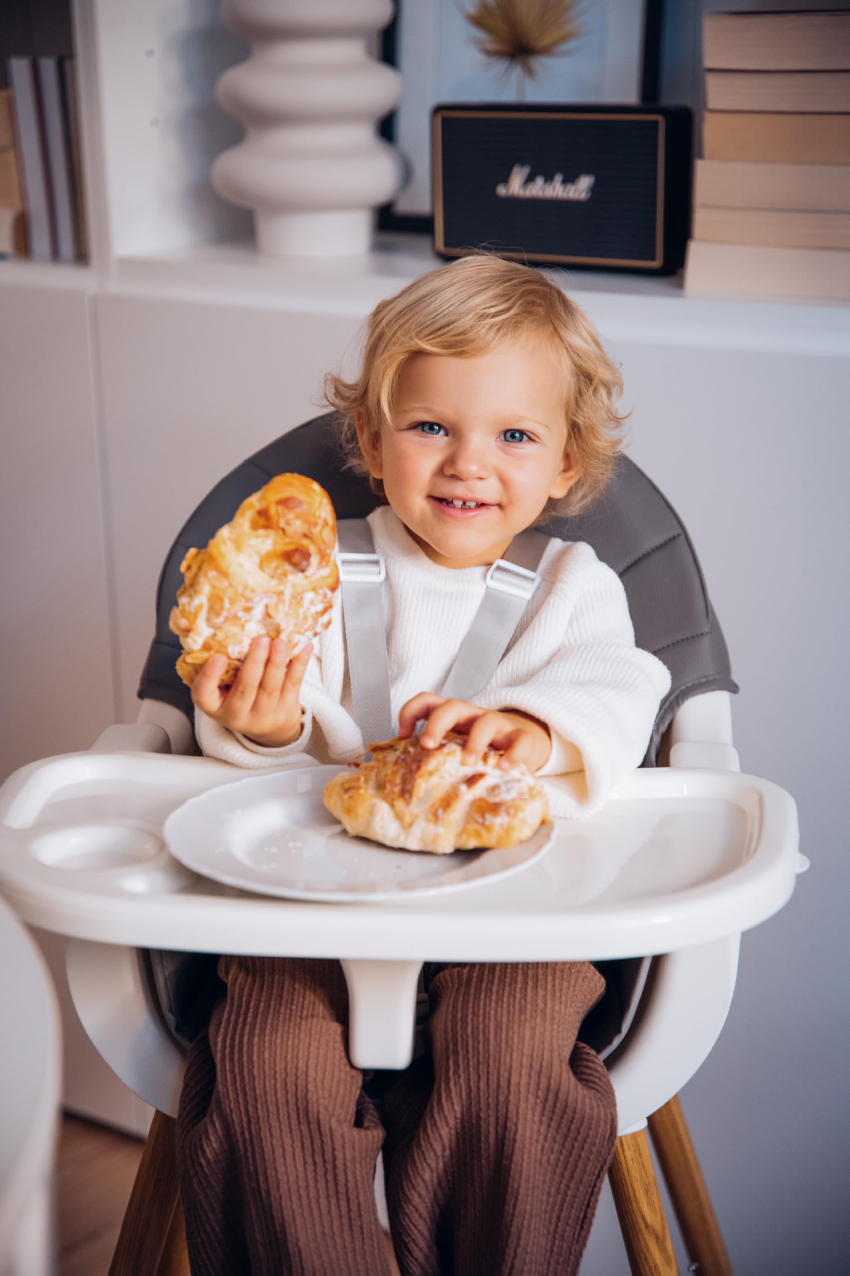 MoMi Seggiolone Pappa Evolutivo 3 in 1 - Sedia Evolutiva per Bambini da 6 a 36 Mesi - Cinture di sicurezza, Rivestimento in ecopelle, Poggiapiedi, Portabicchiere, Gioco con Ventosa - Grigio