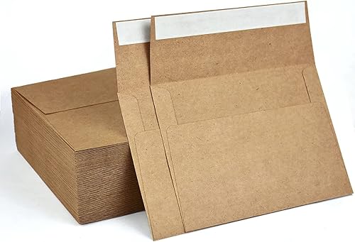 Sobres de invitación de papel kraft marrón.
