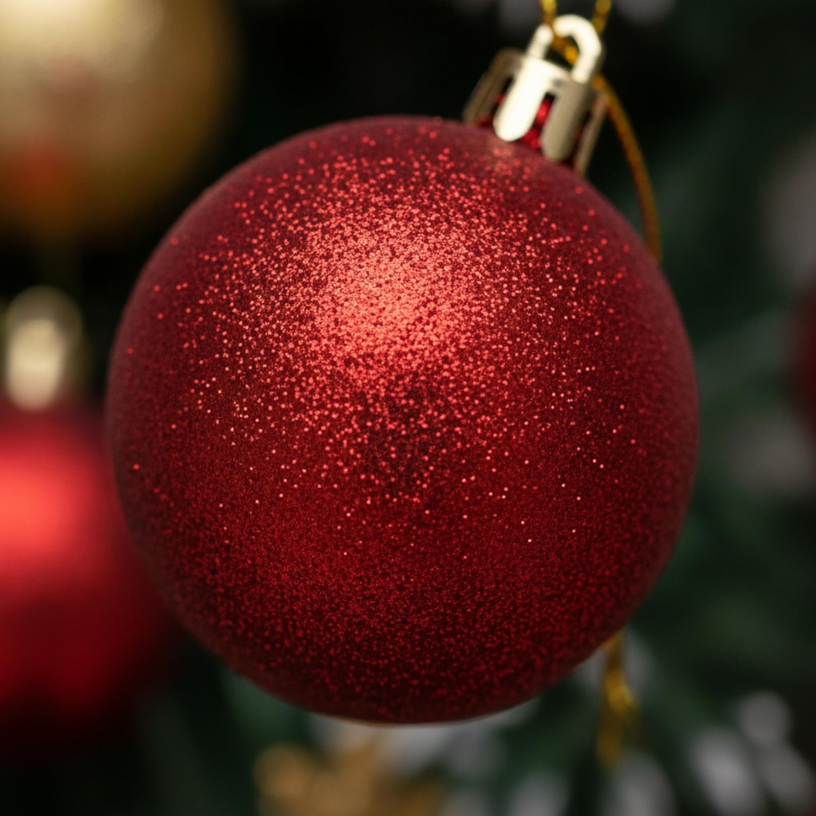 102 Stück bruchsicher Weihtsbaumdeko | Vielseitige Mischung, Christbaumkugeln mit Baumspitze-Gold, Weihtskugelnset, Familien
