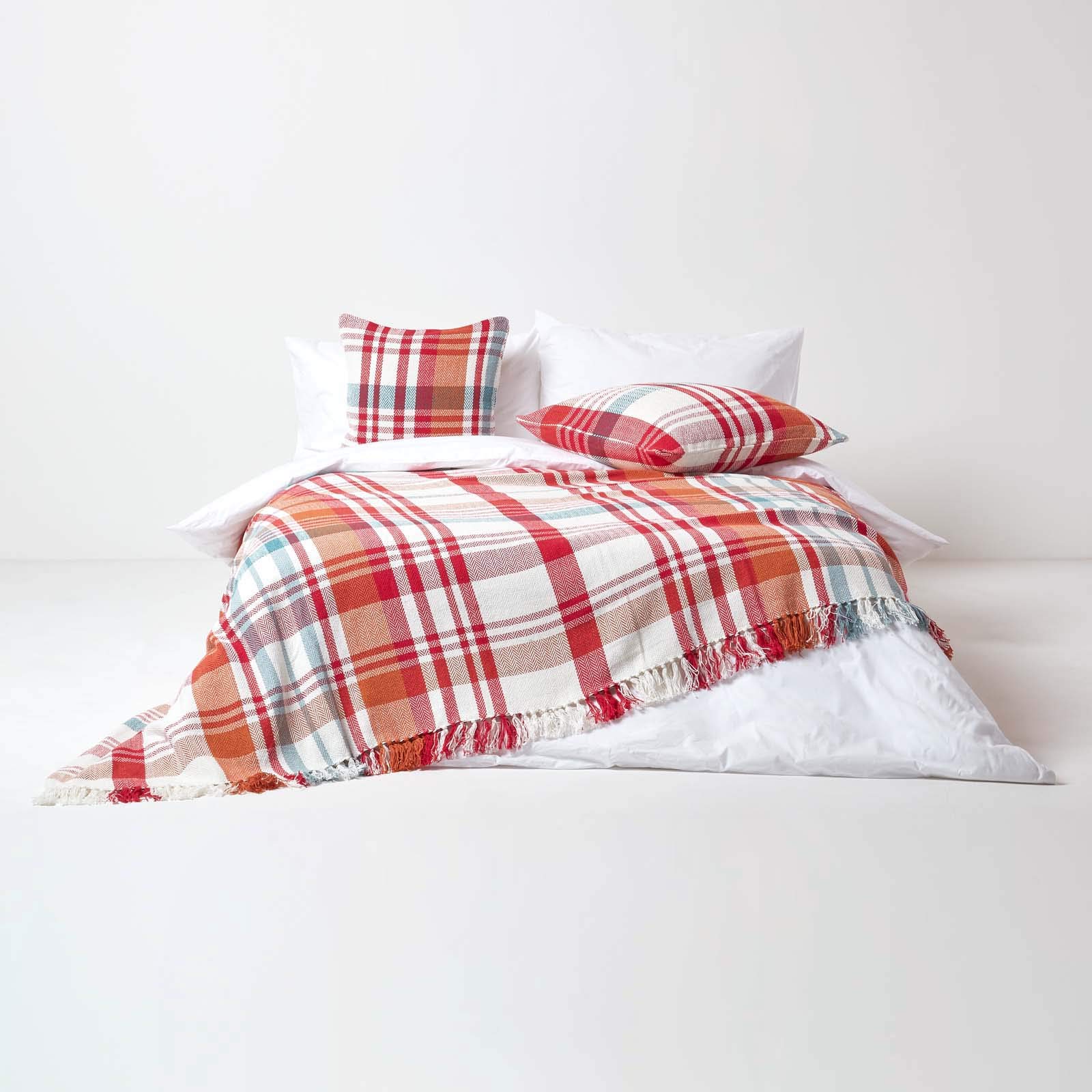 Homescapes extra große Tagesdecke Falun aus 100% Baumwolle, rote Wohndecke mit Tartan-Muster, kuschelig weicher Chevron-Überwurf mit Fischgrätenmuster, Übergröße 225 x 360 cm