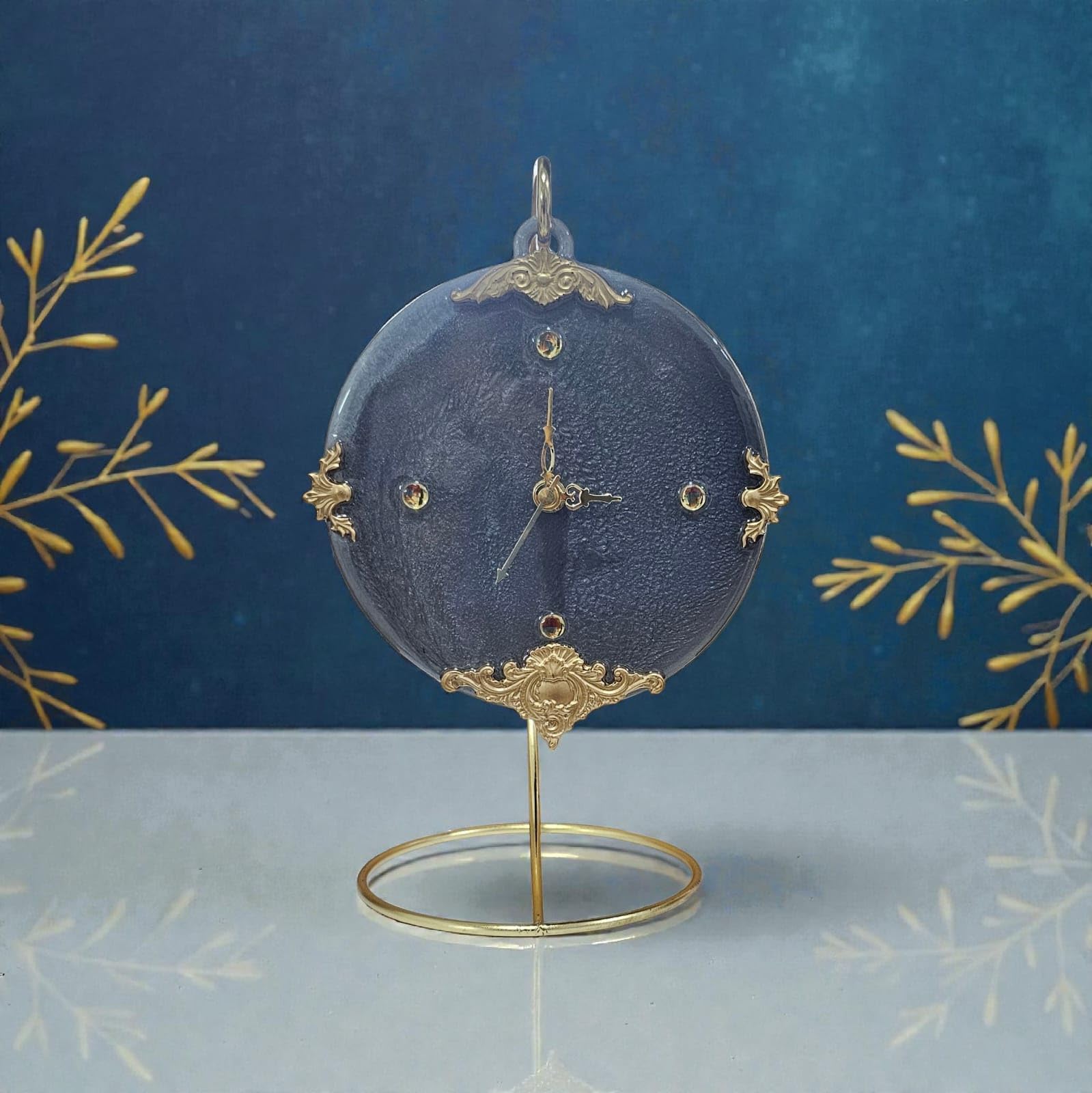 Inventive Art Creation Victorian Crest Table Clock, Grey with Antique Gold Embellishments, 6 Inch Diameter, 27.5 cm Height, Decorative Timepiece with Metal Stand