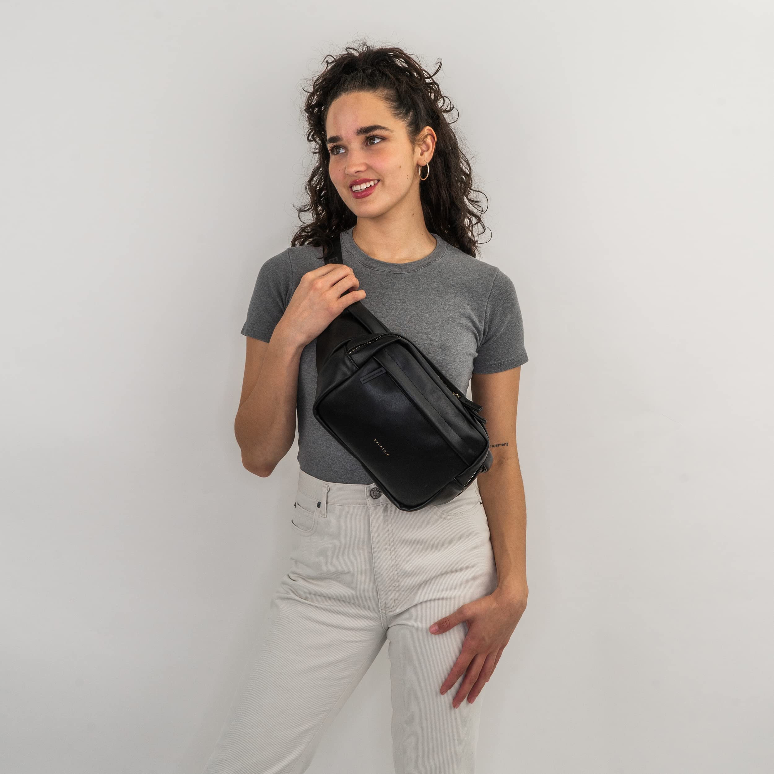 Expatrié Bauchtasche Damen Schwarz - Justine - Brusttasche für Reise, Festival & Sport - Stylische Bumbag aus PU Kunstleder - Wasserabweisend