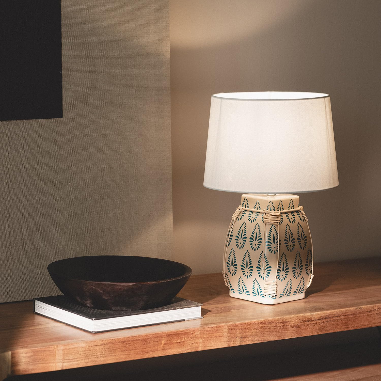 LEDKIA LIGHTING - Lámpara de Mesa Ariché | Diseño Artesanal Mediterráneo | Base Cerámica y Ratán | Requiere 1 Bombilla E27 | Para Salón y Dormitorio; Blanco