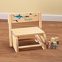 Vista 2 de Fox Valley Traders Taburete y silla infantil 2 en 1 personalizados, personalizado con nombre del niño, diseño de tiburones