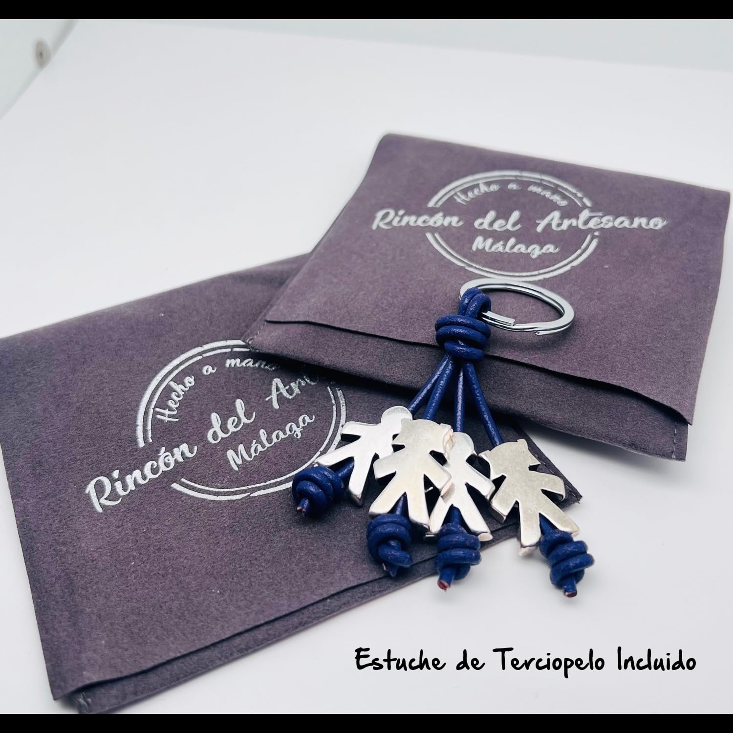 Llavero Niños Personalizado con Nombres, Fabricado en Zamak Baño Plata-Cuero Nacional. Regalo Día del Padre Regalo día de la Madre. Modelo Niños V