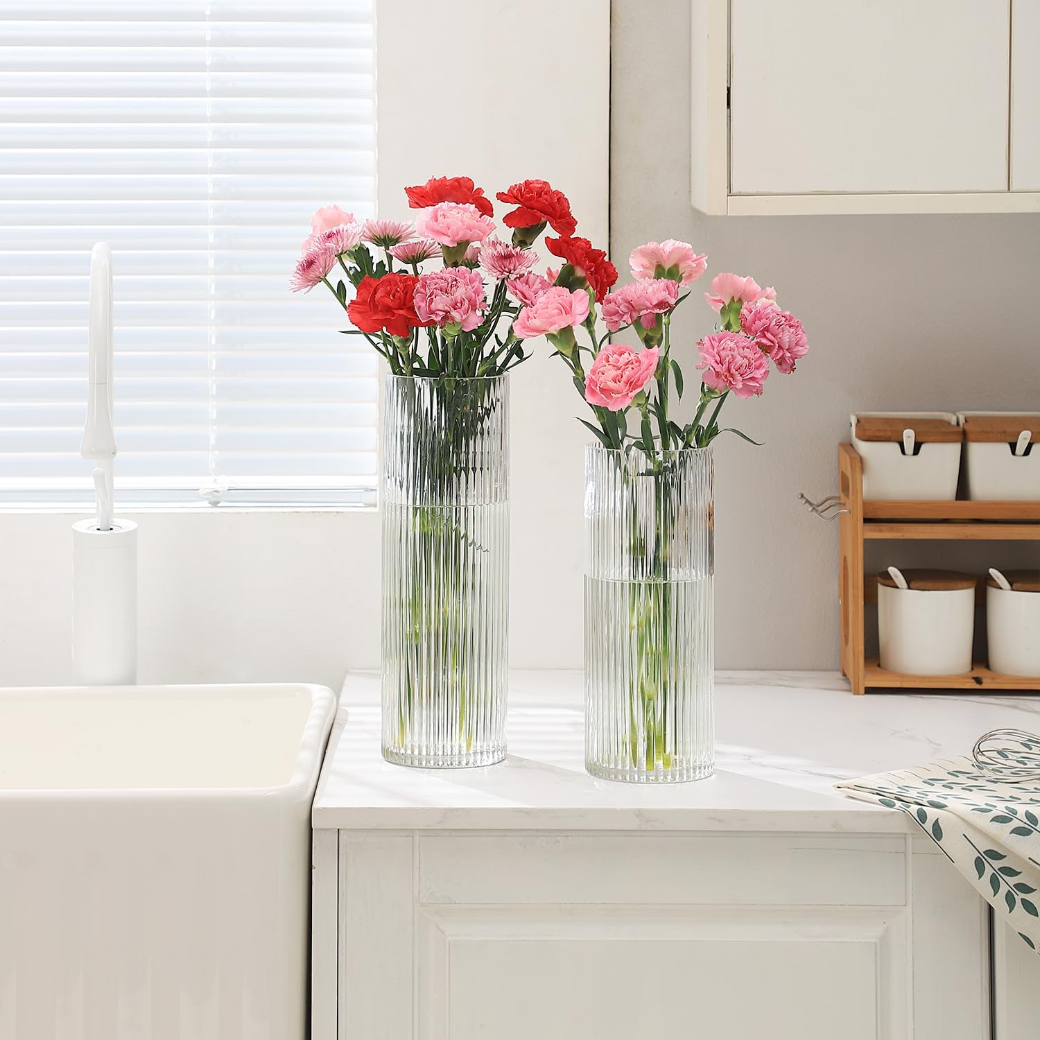 Clear Glass Vase, Glass Flower Vase, Ribbed Glass Vase, Clear Vase, Tall Cylinder Glass Vases for Centerpieces, Living Room, Dining Table, Office, Wedding, Bookshelf Decoration, 9.8 Inches