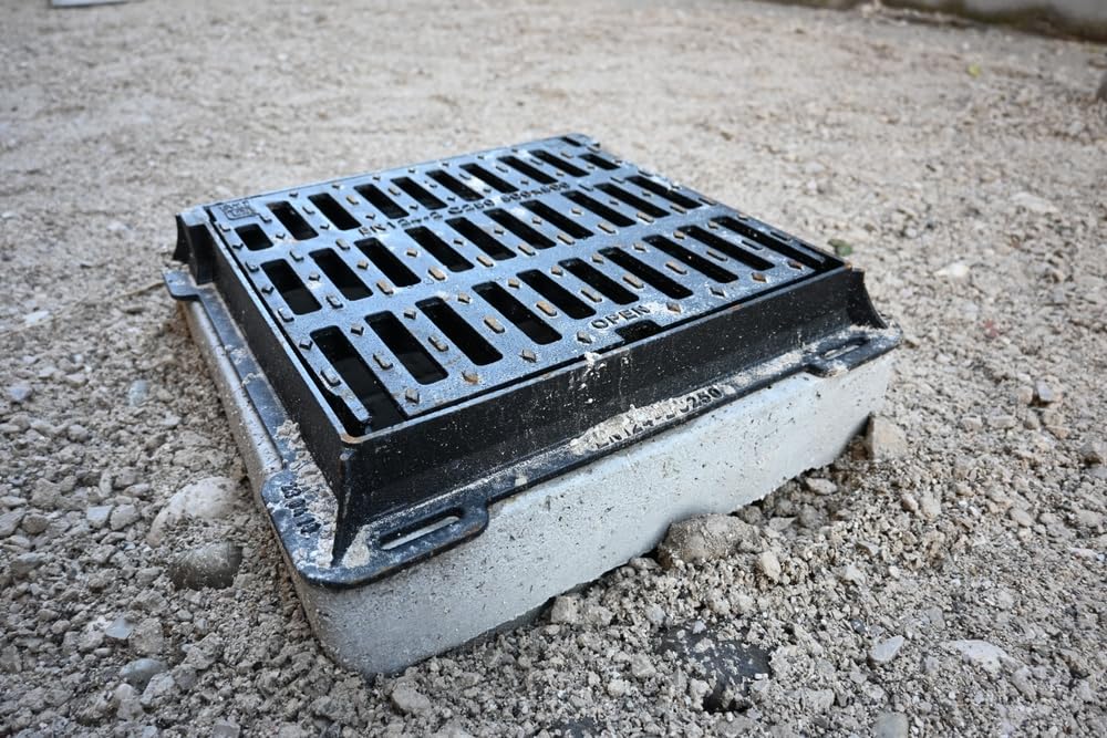 EINSIDE Grille en fonte ductile C250, Grille carré de drenaige concave avec cadre, Équipée d'un système de sécurité avec fermeture à pression, 30 x 30 cm