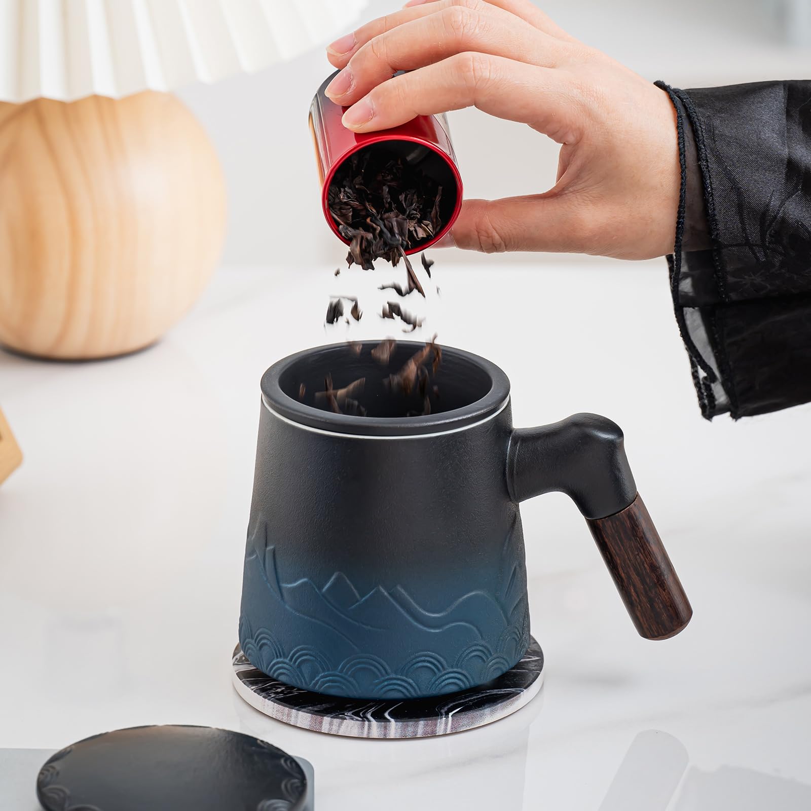 Taza de té de cerámica con infusor y tapa, taza coladora de té azul degradado de 13.5 onzas para té de hojas sueltas con mango de madera, regalo para los amantes del té