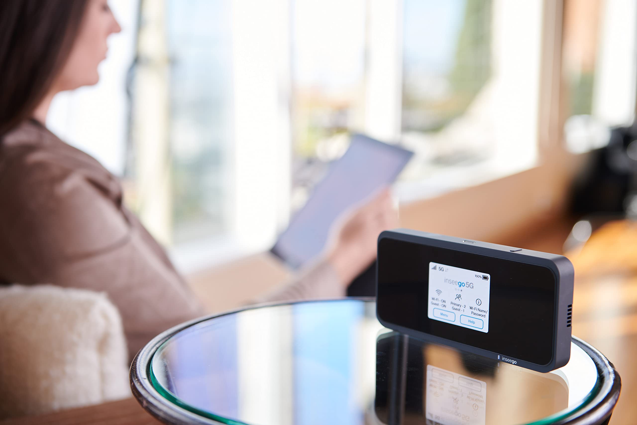 Inseego 5G MiFi M2000 Mobiler 5G Hotspot Router, WiFi 6, 4G LTE-Fallback, 2.4“ Touchscreen, Schnellladefunktion, bis zu 30 Geräte verbinden, schwarz
