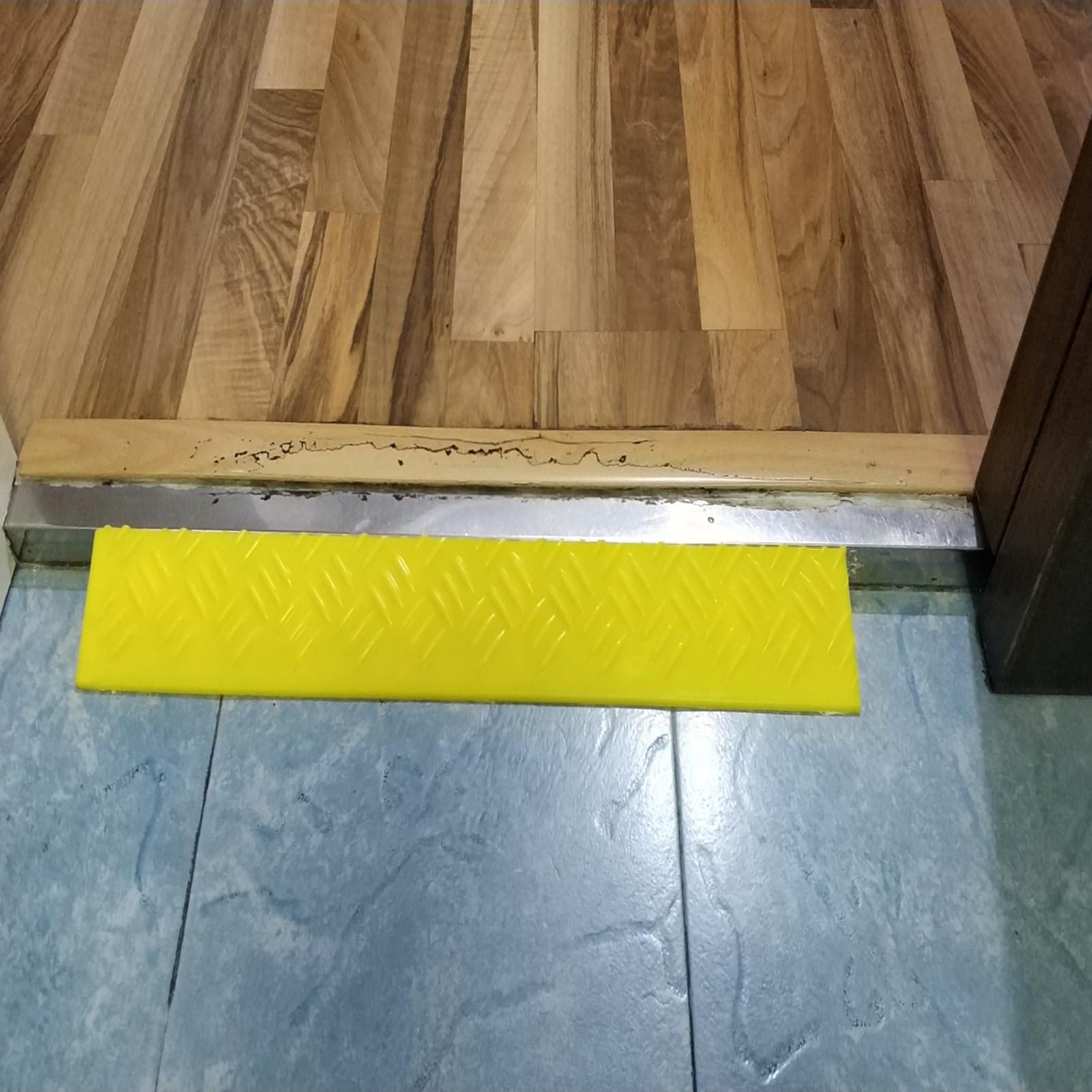 Rampa Per Cordolo Del Vialetto, Rampa Di Soglia Canale Accessibile Per Porta Del Robot Portatile Per La Casa, Superficie Strutturata Antiscivolo Ausilio Per La Mobilità Di Sedie A Rotelle Per Sedie A
