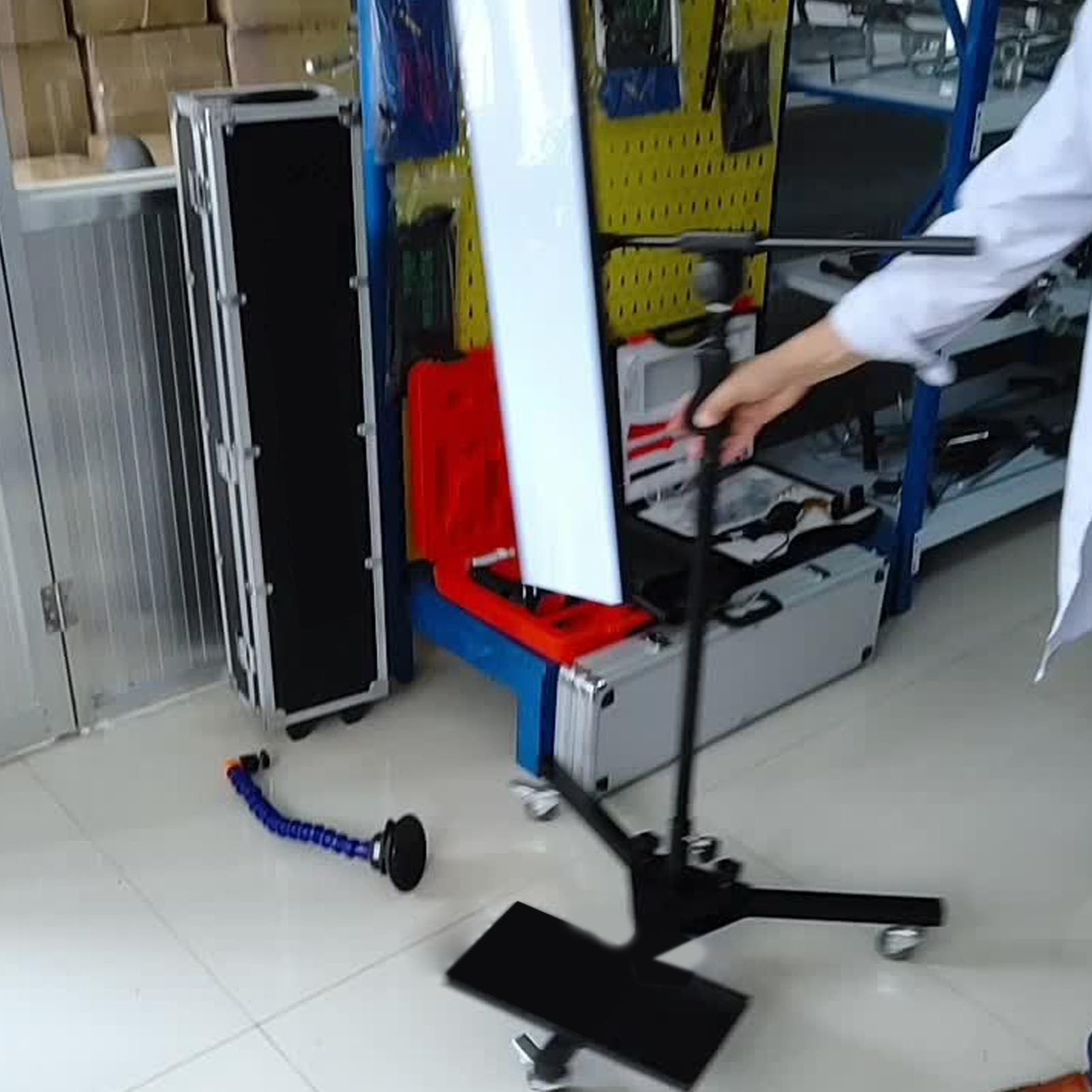 Lampada per carrozzeria PDR Tools Lampada per rimozione ammaccature a LED con durata di servizio di 50000 ore Luce a 12 V CC con altezza regolabile e staffa angolare - 3 pulegge ruotano liberamente