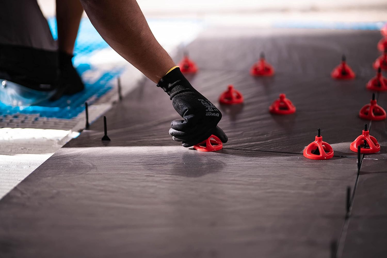 Cyclone Kit: Tile Tools & Tile Leveling System with 300 Tile Leveling Clips 1/8 and 100 Reusable Caps, Packaged in Practical Bucket for Easy Laying and Improved Finishing