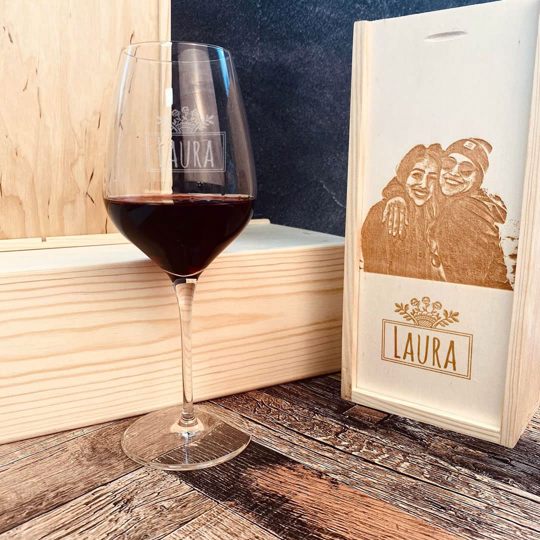 Amikado - Copa de Vino y Caja grabada con Foto - Dimensiones altura 22 cm x diámetro - 8,5 cm | Capacidad: 43 cl