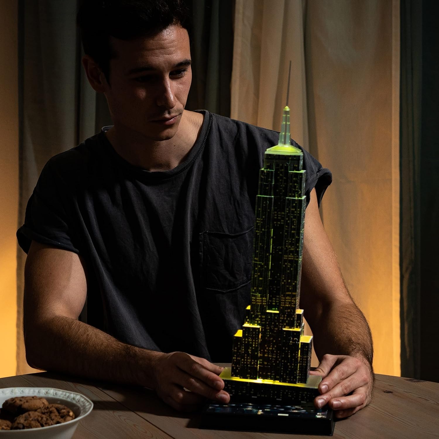 Ravensburger 3D Puzzle 12566 - Empire State Building Night Edition - eines der bekanntesten Wahrzeichen von New York - LED beleuchtetes Gebäude - ab 10 Jahren