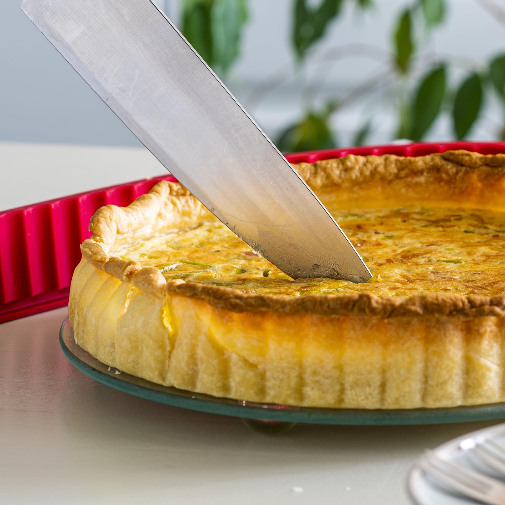 coox Quicheform mit Glasboden ⌀ 26 cm und Glasfüßen in Rot, perfekt backen und direkt auf dem Glasboden servieren und schneiden