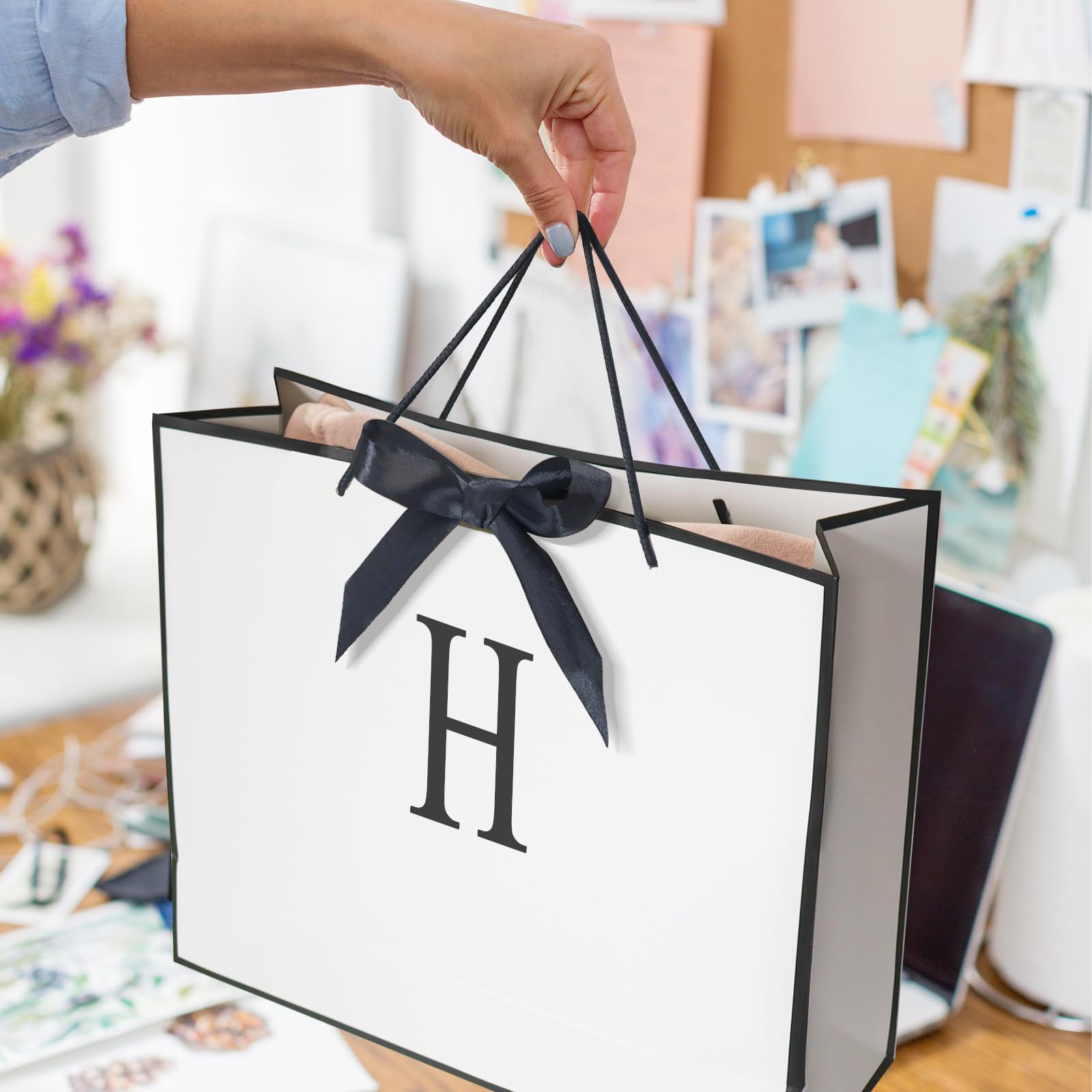 QLSKO Personalisiertes Geschenkbeutel-Set, monogrammierte Initiale, Karte, Umschlag, Aufkleber, Band, Seidenpapier (Weiß, H-Medium)