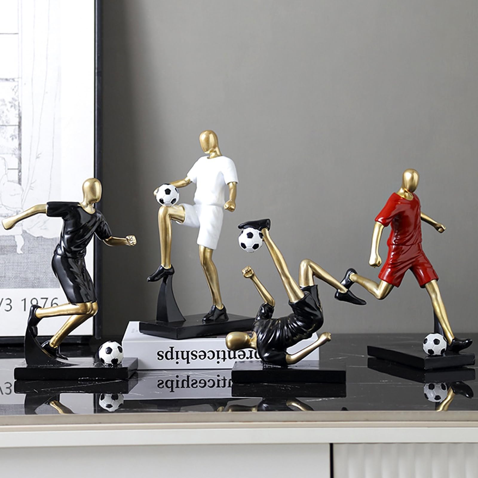 dekoracja biurka 24 cm statuetka dekoracyjna – figurki piłkarskie piłkarskie piłkarz statuetki sportowe rzeźba stołu świetny prezent wystrój domu, dekoracje rzemieślnicze dla mężczyzn chłopca Livin
