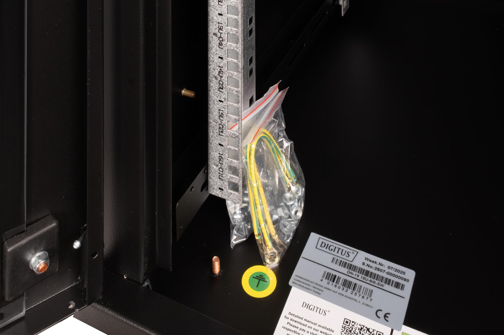 DIGITUS Armadio di rete 16U 19" Rack 600x600 mm Montaggio a parete Porta vetro IP20 Nero