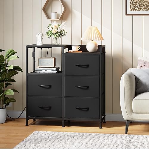 Vista 2 de Somdot Mesita de noche negra con estación de carga y luz LED, cómoda ancha de 5 cajones para dormitorio con contenedores de tela y estante abierto