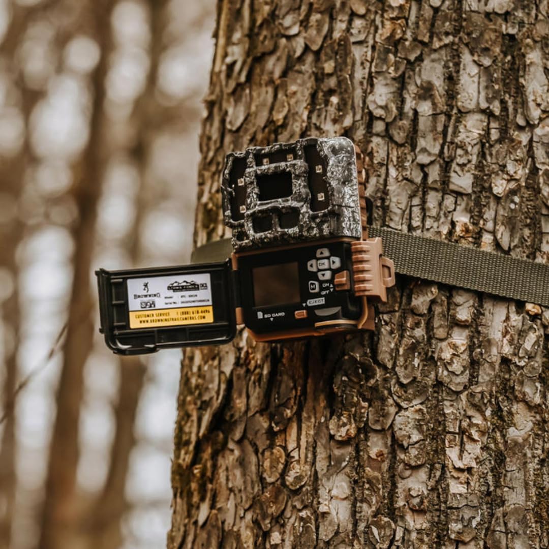 Browning Trail Cameras Strike Force Pro DCL Nano 26MP Trail Camera con tecnología de lente de cámara dual, paquete con tarjeta de memoria Ultra SDHC UHS-I de 32 GB y lector de tarjetas de alta