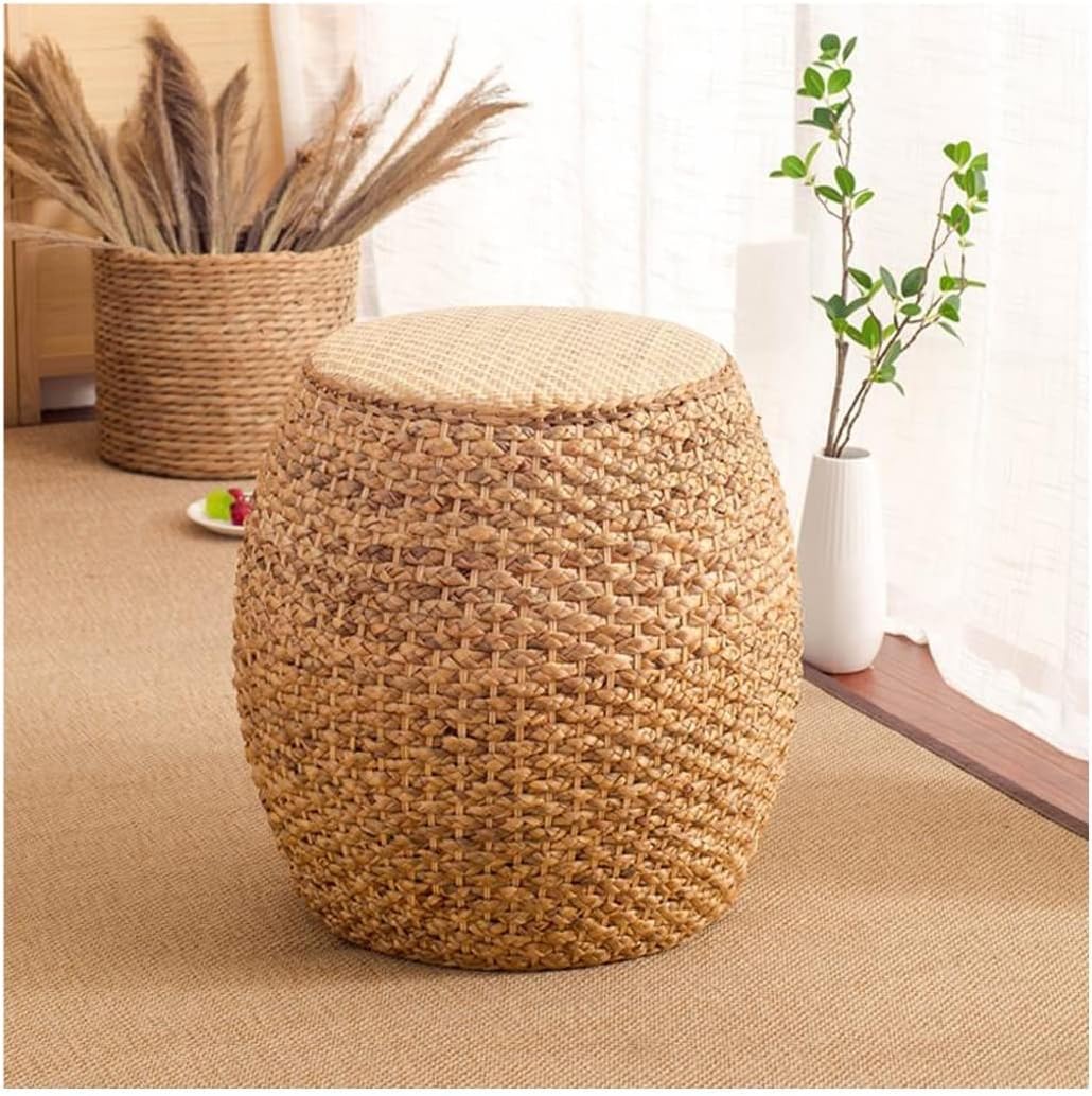 Tabouret en rotin compact pour optimiser l'espace et détendre les jambes
