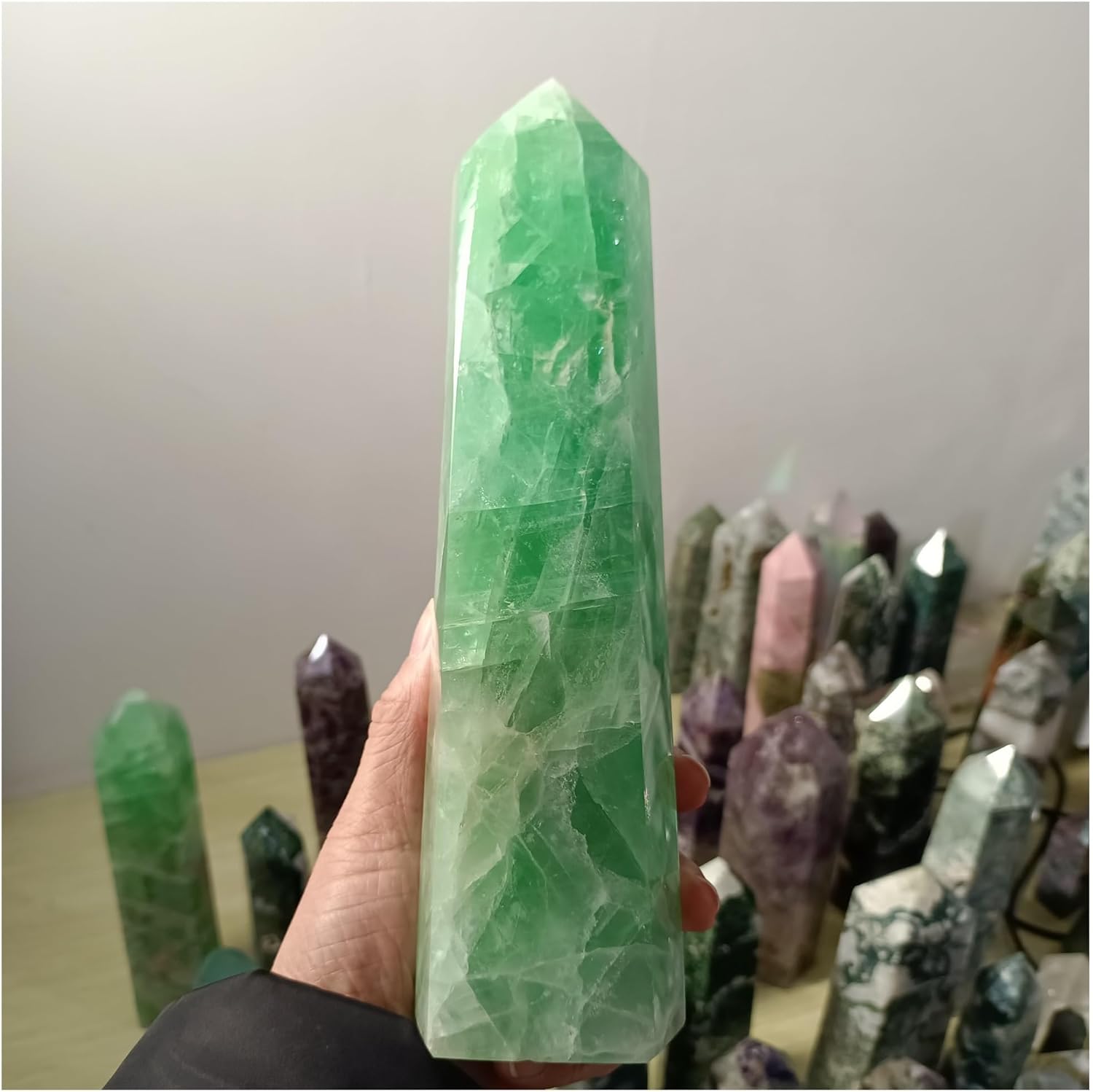 [REVIOTVVS] 1個 300-350g クリスタルポイント グリーンフローライトタワーストーン鉱石 オベリスク ホームオフィ