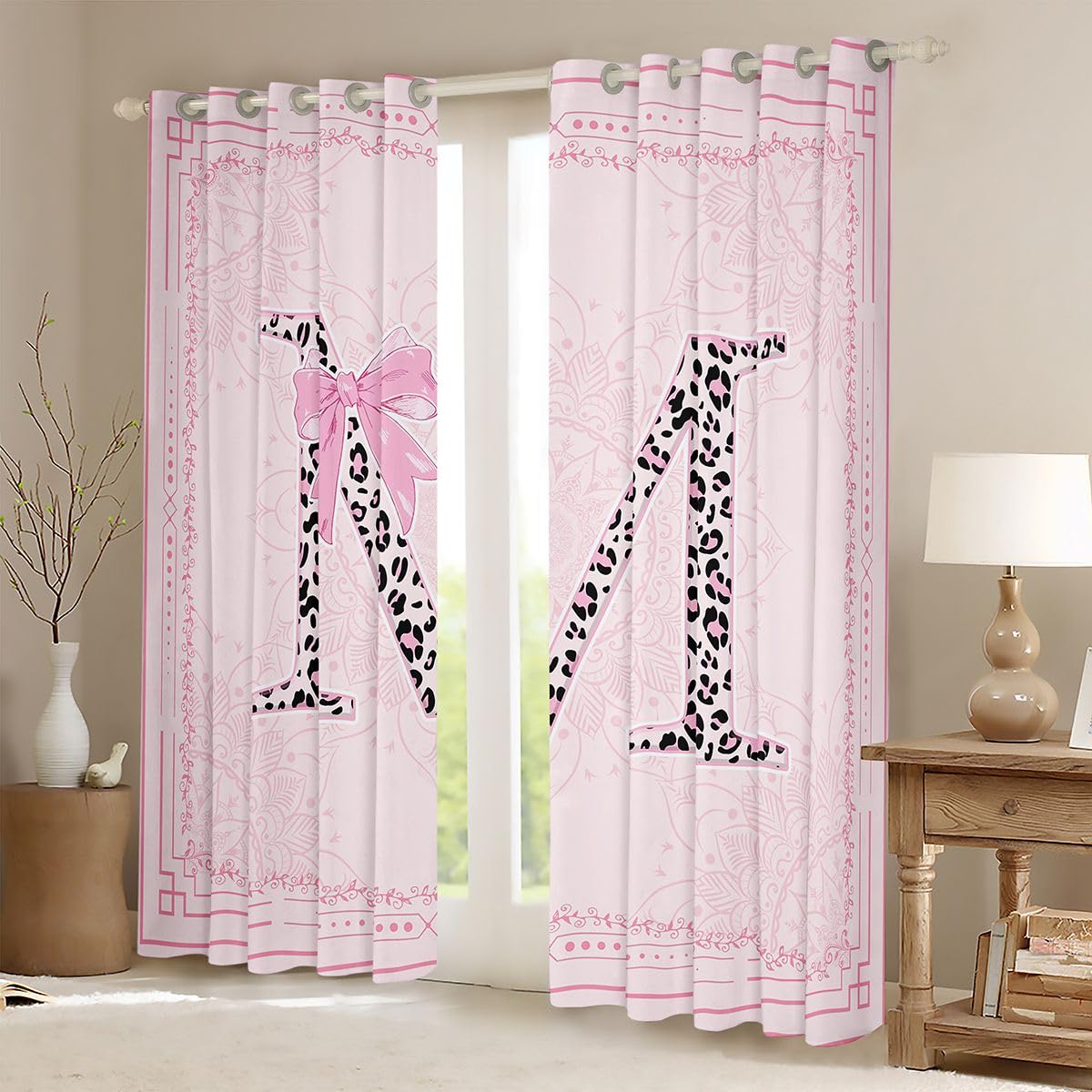 Homewish Dziewczęca różowa kokardka zasłony okienne 117 x 183 cm 2 zestawy paneli - lampart inicjał M zasłony zaciemniające stylowy nadruk zwierzęcy wstążka kokarda zabiegi zasłony prosta