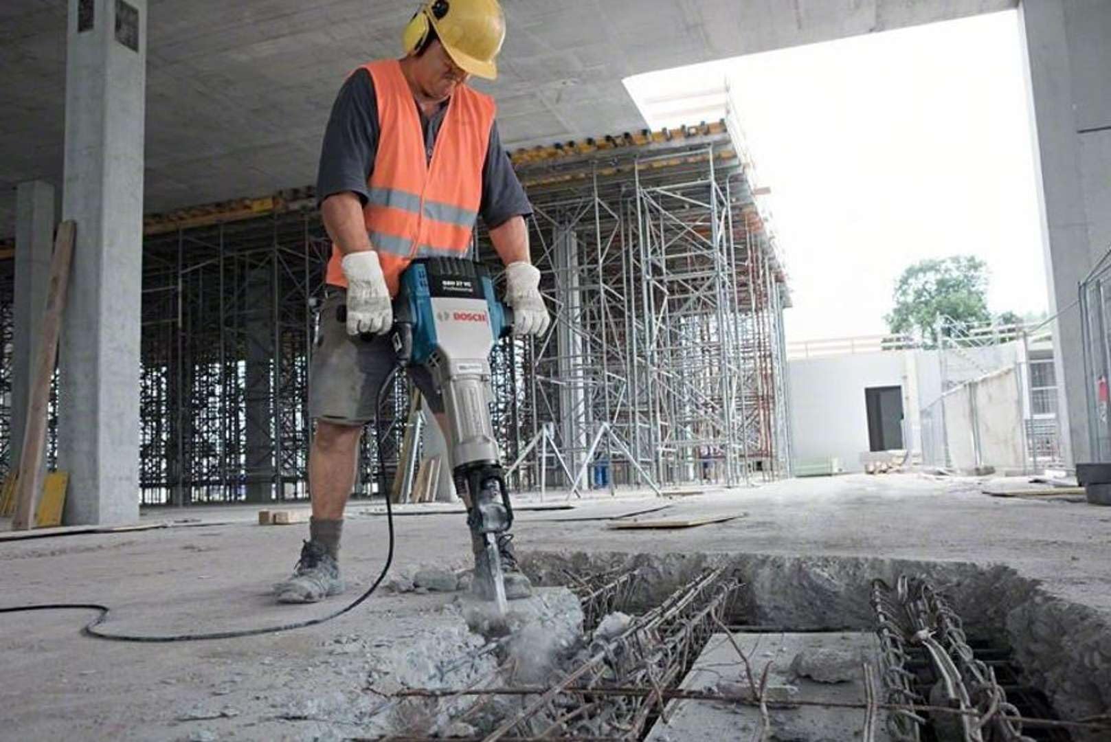 Bosch Professional: młot udarowy GSH 27 VC (moc znamionowa 2 000 W, maks. energia udaru 62 J, liczba udarów przy nominalnej prędkości obrotowej 1 000 min–1)