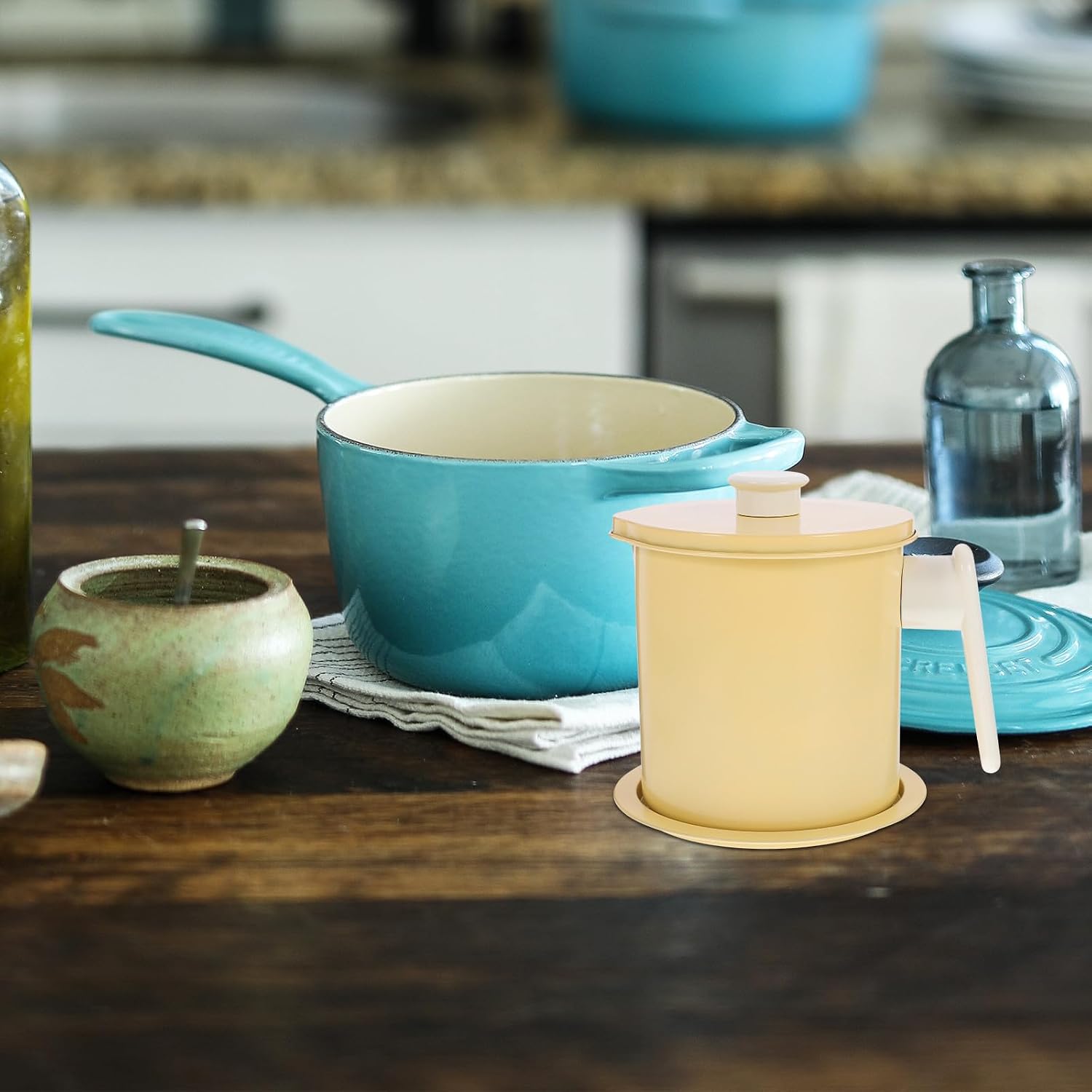 VICASKY 1.4l Large Capacity Oil Pot with Fine Mesh Strainer Refined Iron Oil Container for Kitchen Use Khaki Grease Jar