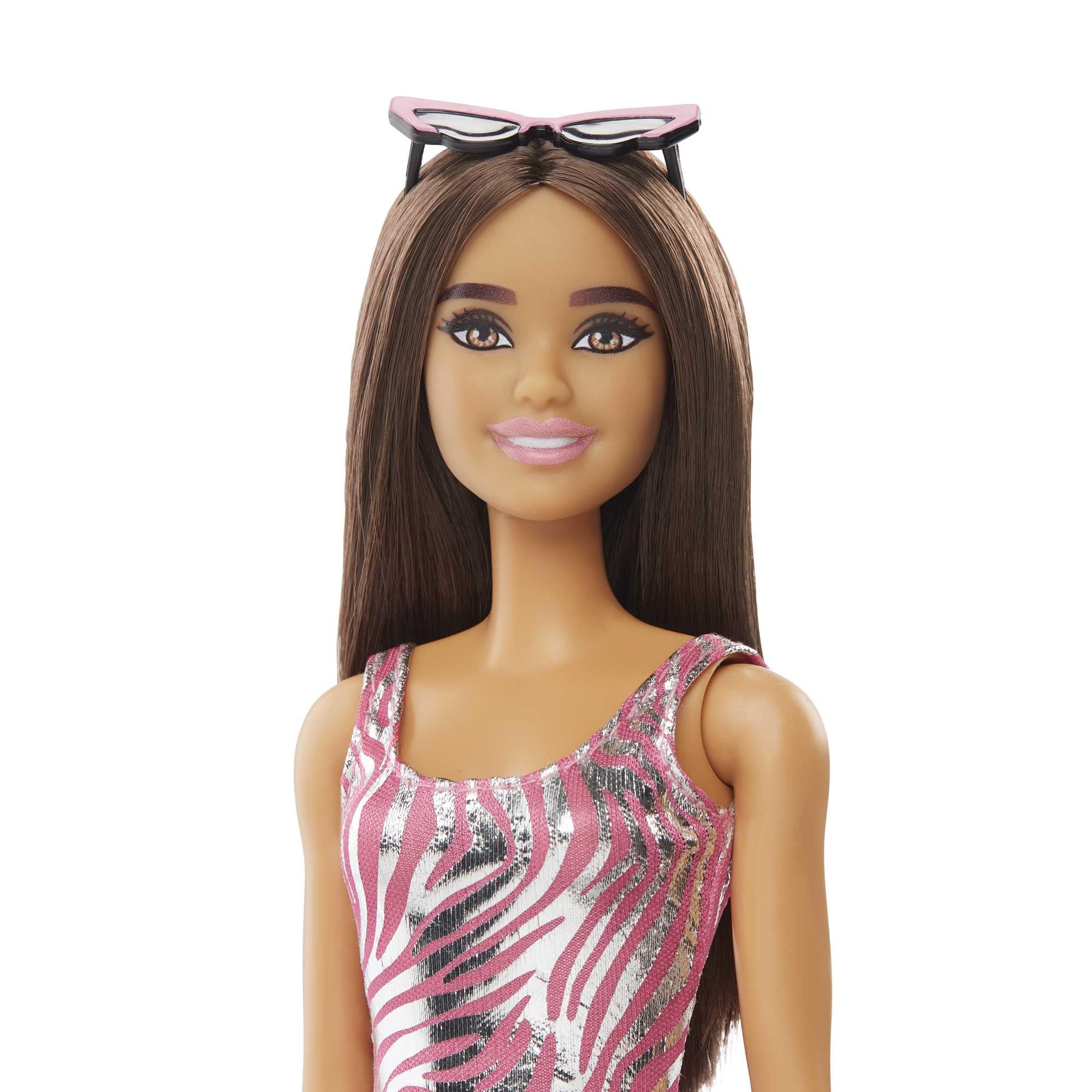 Barbie Calendario de Adviento con muñeca morena y 24 accesorios sorpresa de moda veraniega, gafas, zapatos y accesorios, juguete +3 años (HKB09)